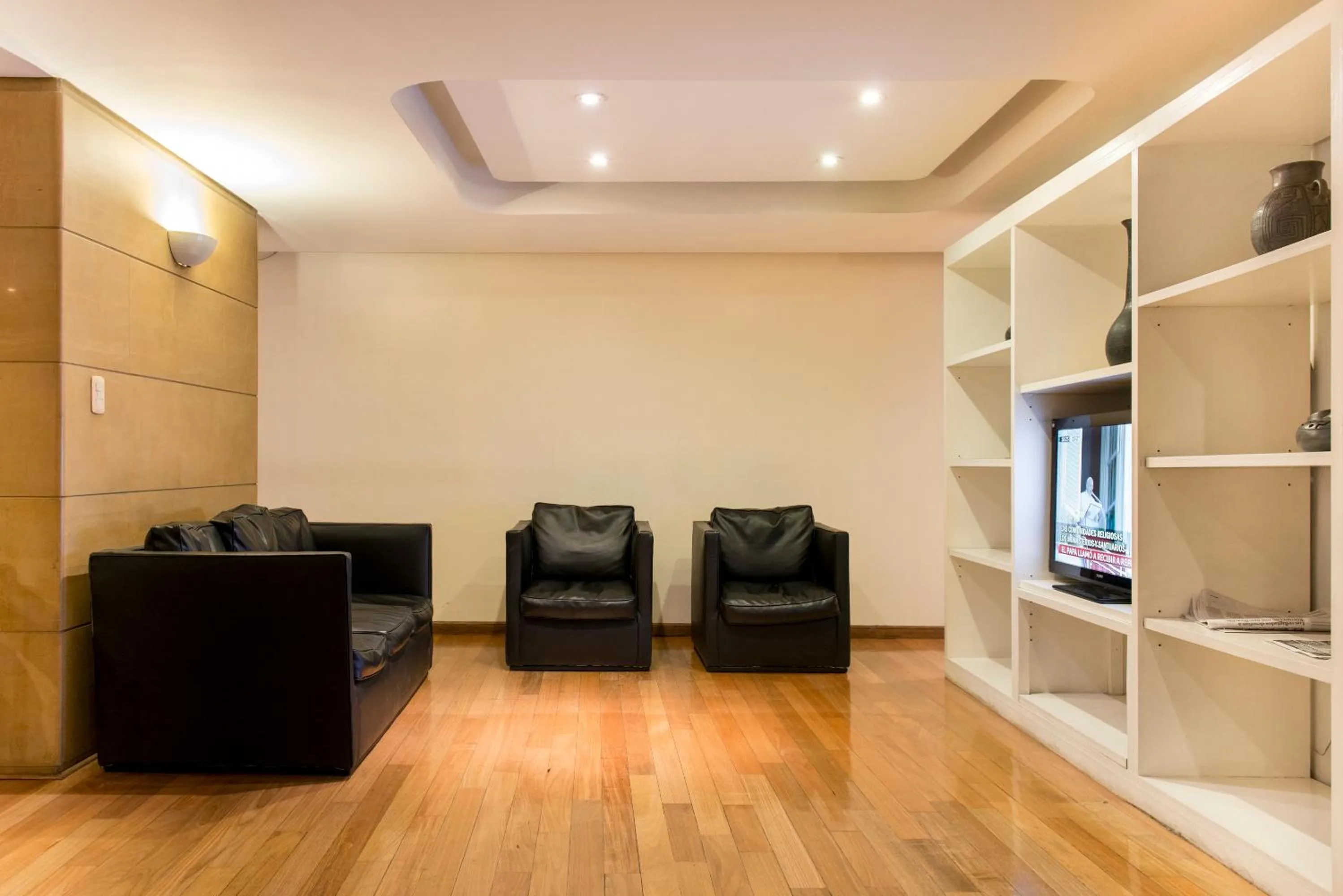 Communal lounge/ TV room in Loi Flats Buenos Aires