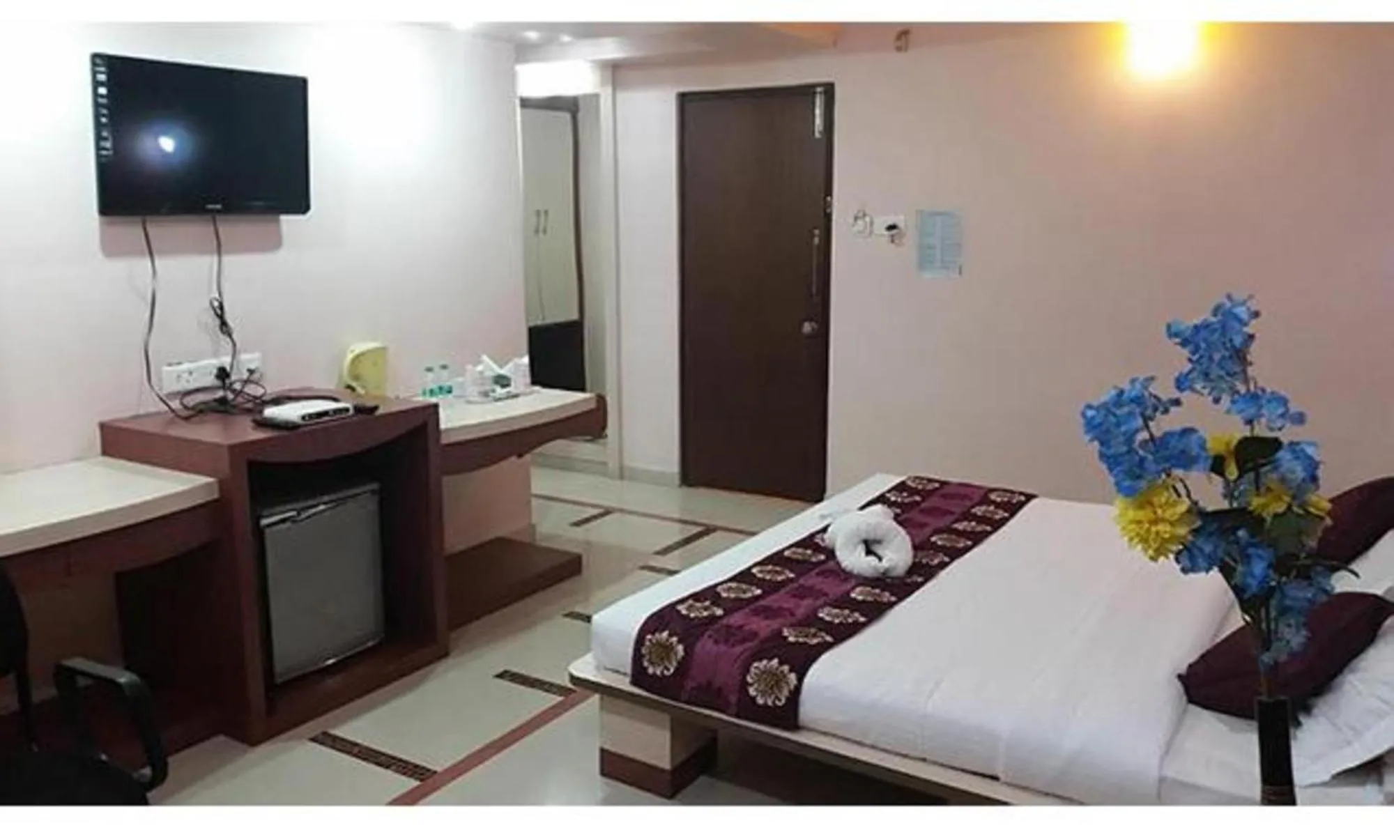 Bed in Vora Corporate Inn