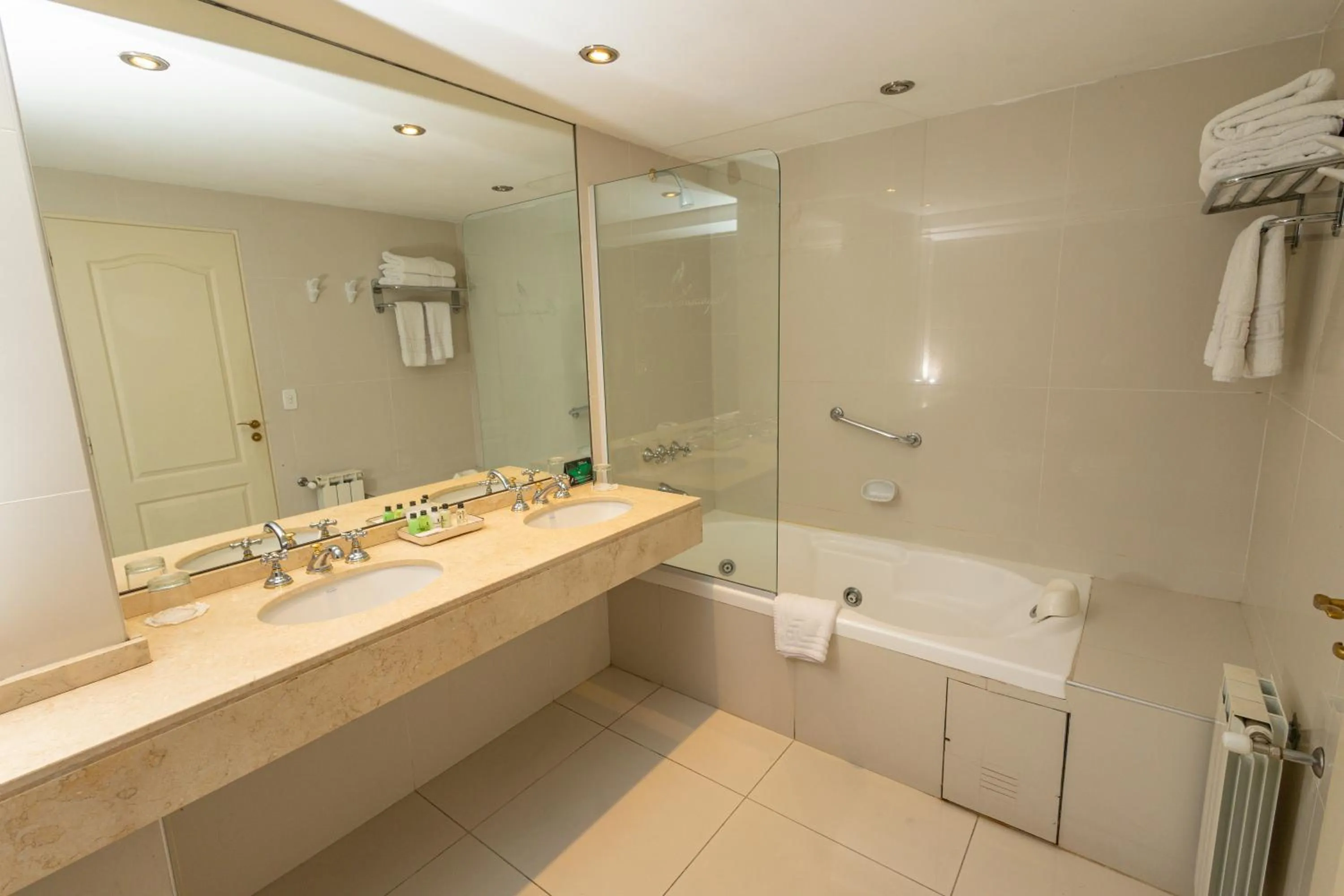 Hot Tub in Cacique Inacayal Lake Hotel & Spa