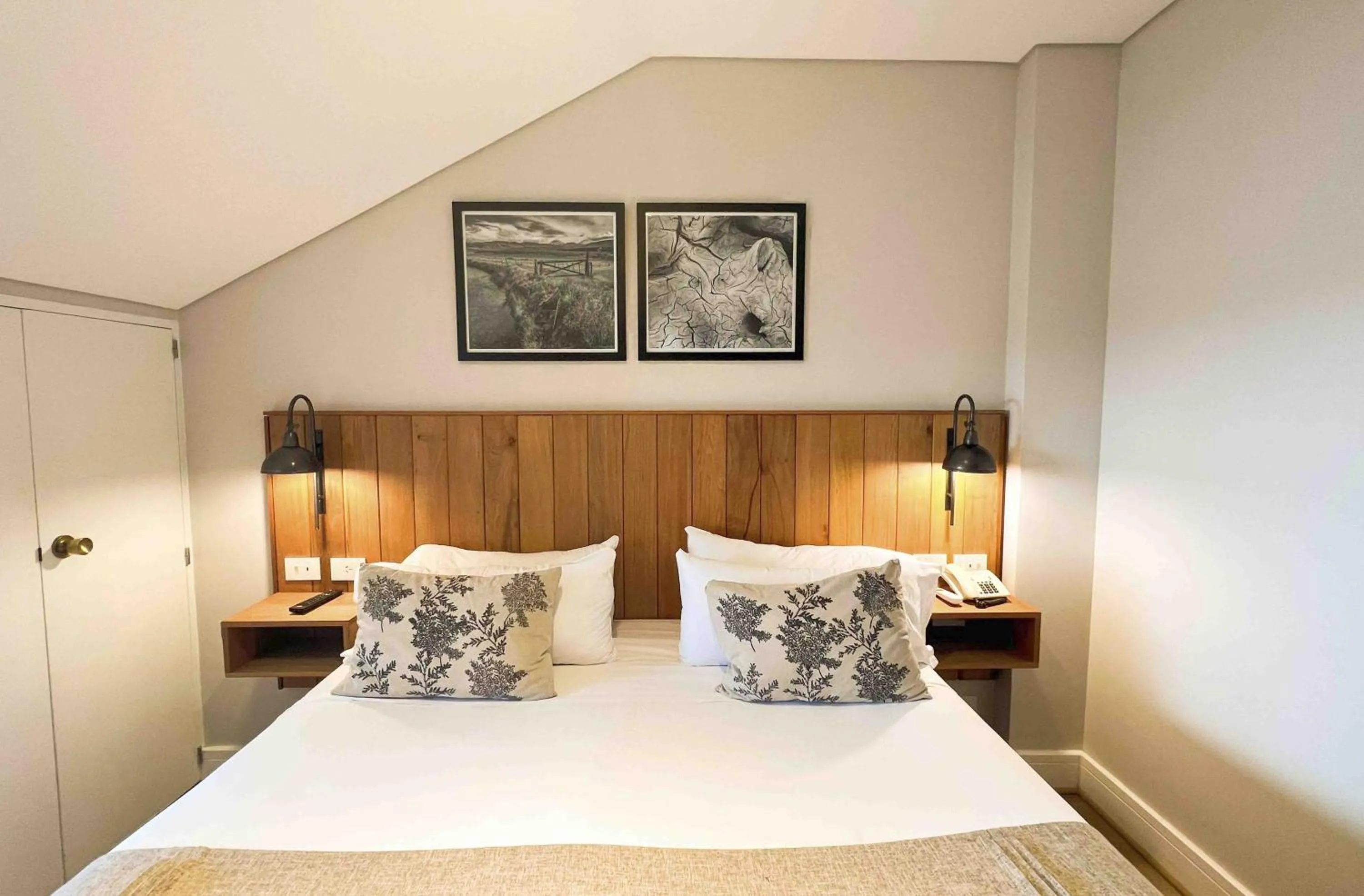 Bed in La Cascada Casa Patagónica by DON