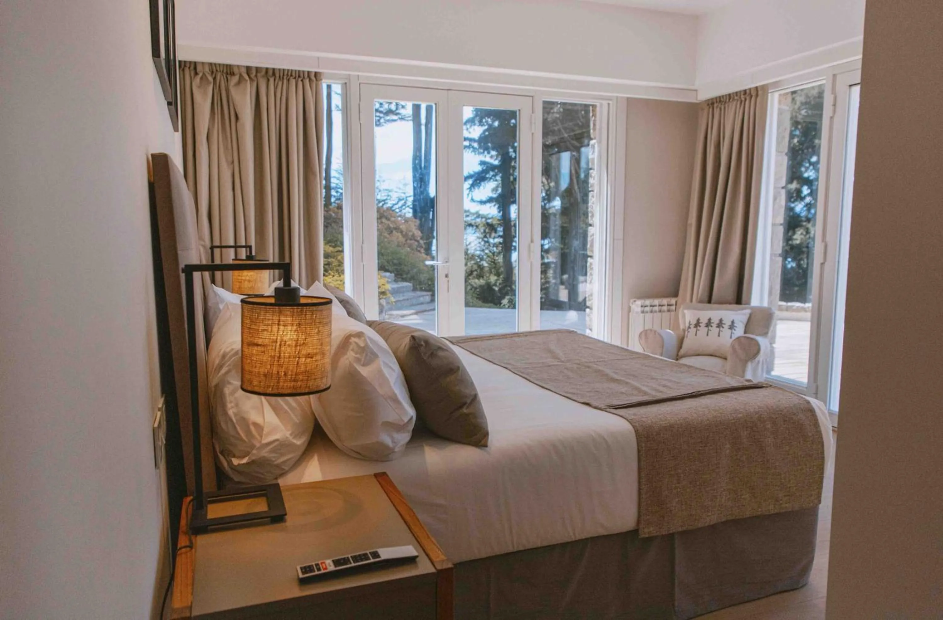 Bed in La Cascada Casa Patagónica by DON