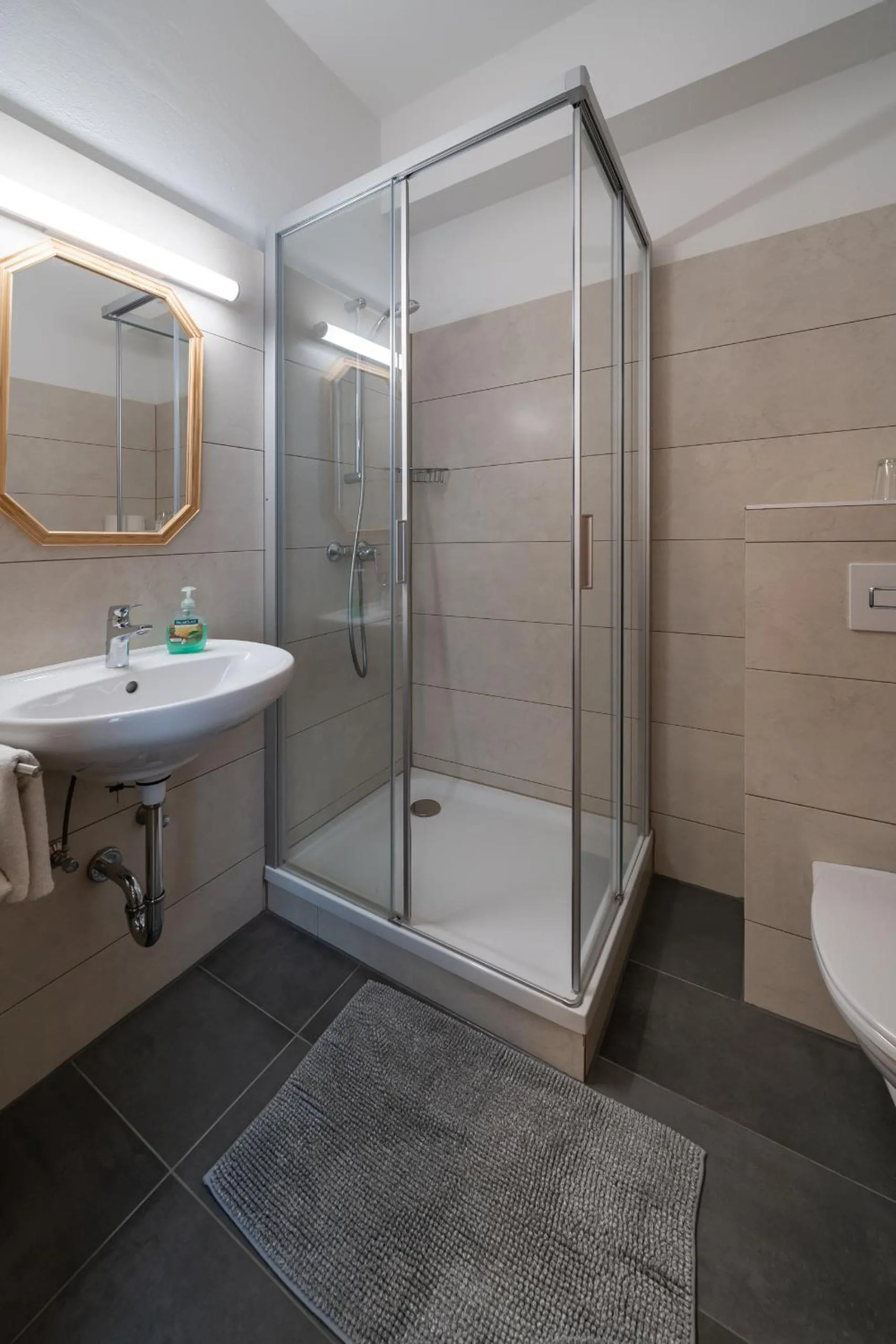 Shower in Pension Hofweyer