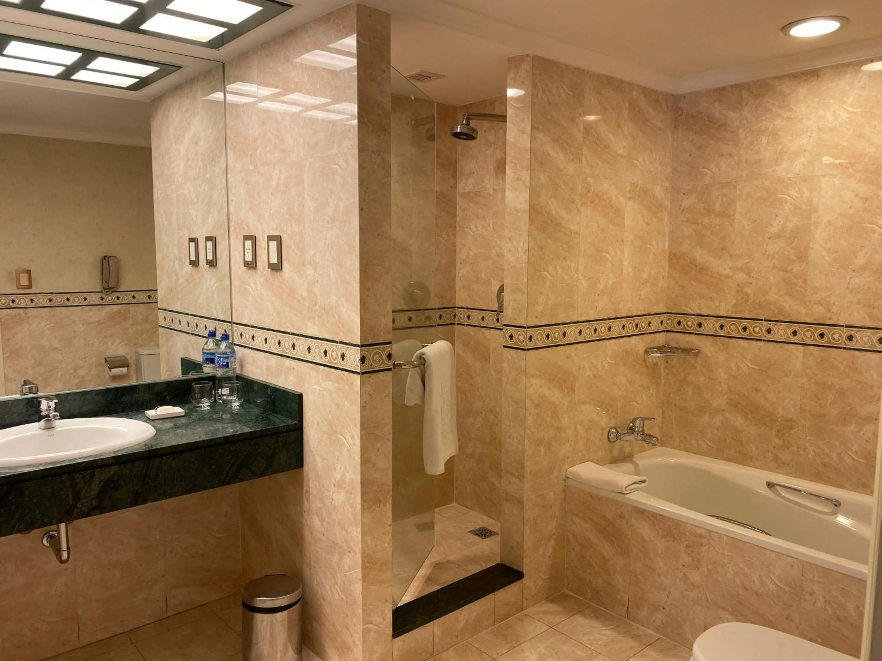 Shower in Emperador Hotel Buenos Aires