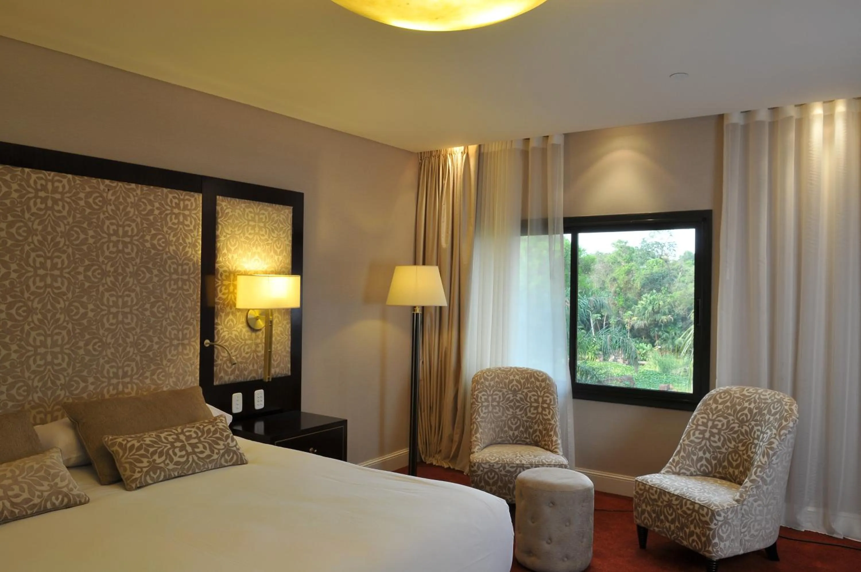 Seating area, Bed in Iguazú Grand Resort Spa & Casino