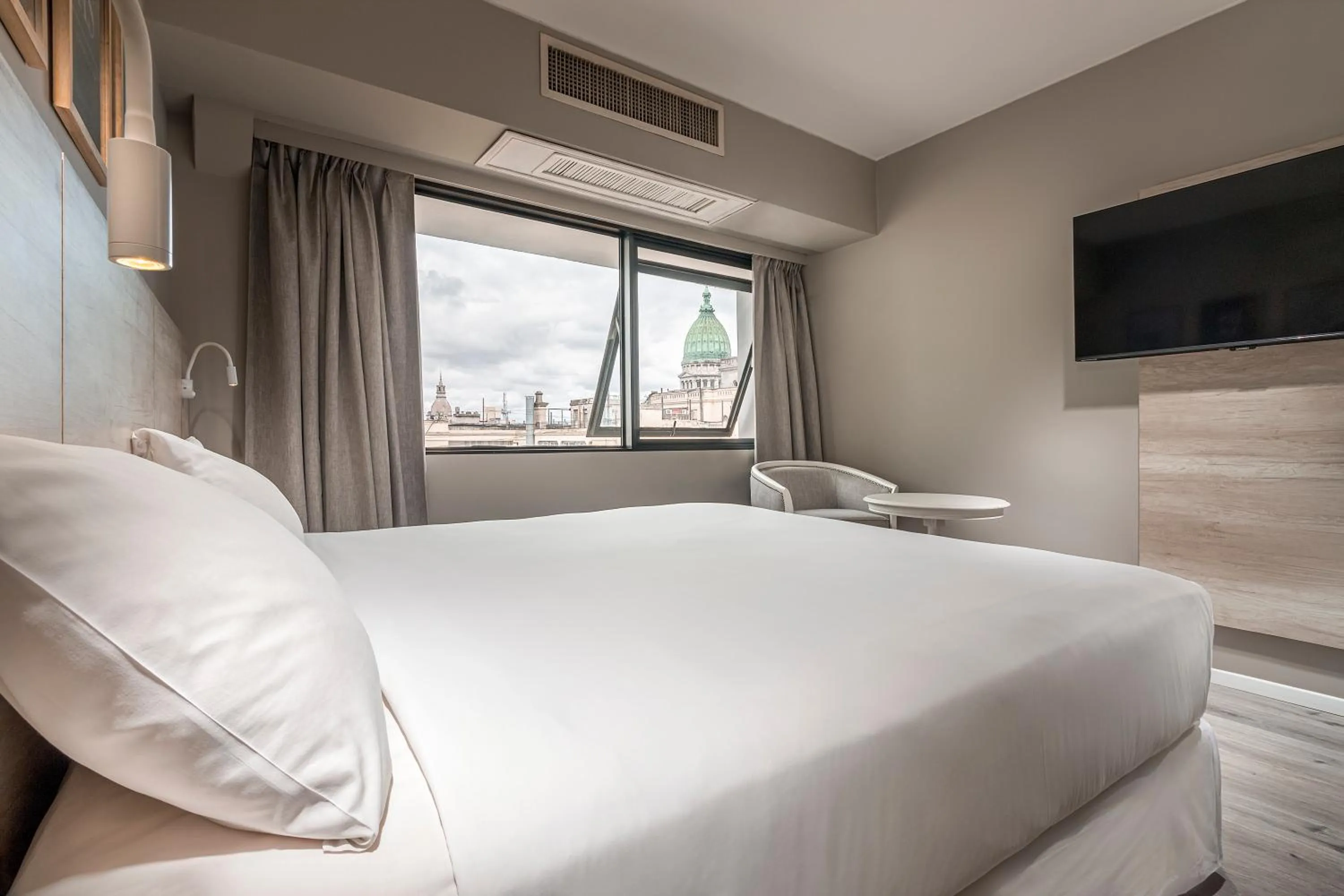 Photo of the whole room, Bed in Up América Plaza