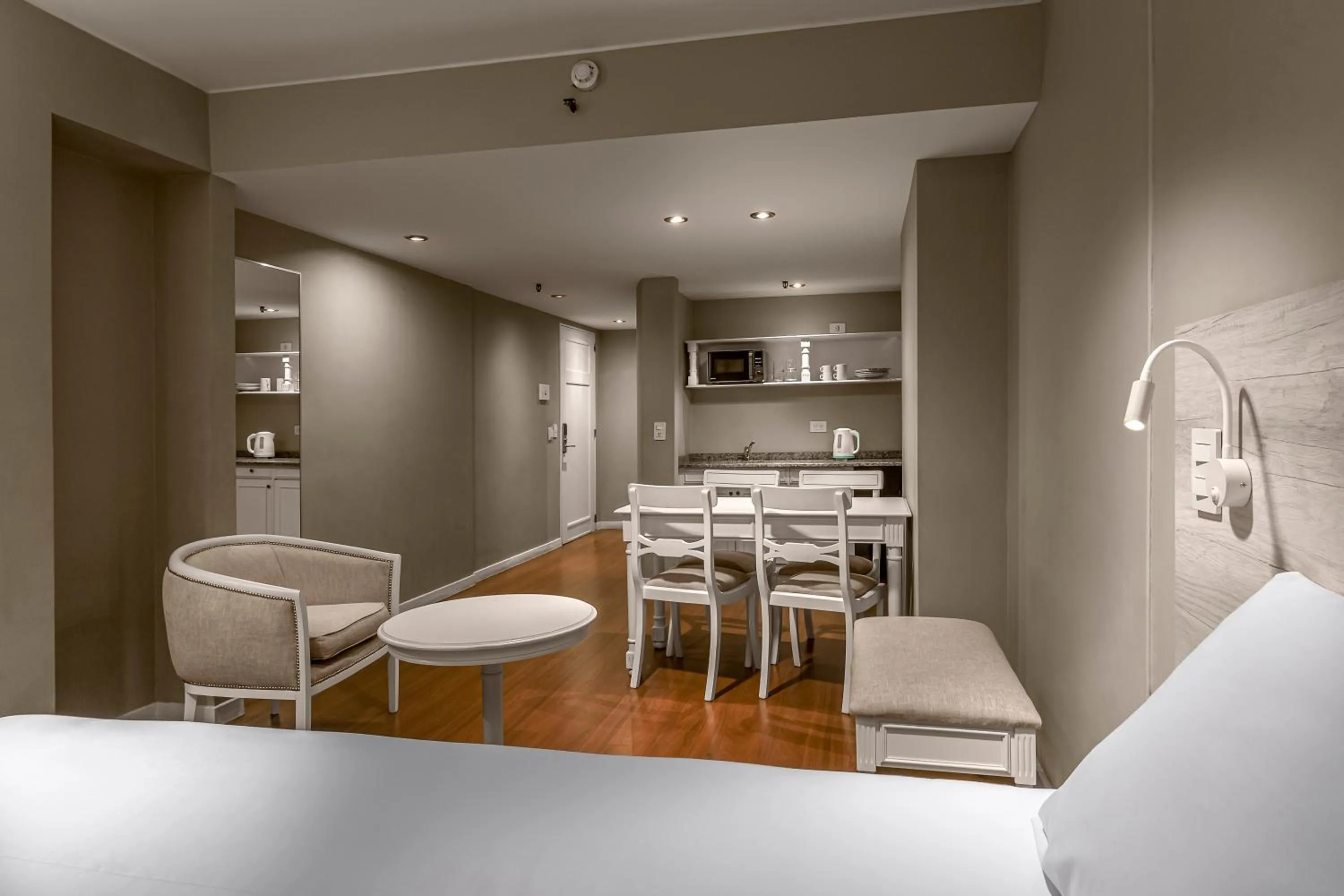 Photo of the whole room, Bed in Up América Plaza