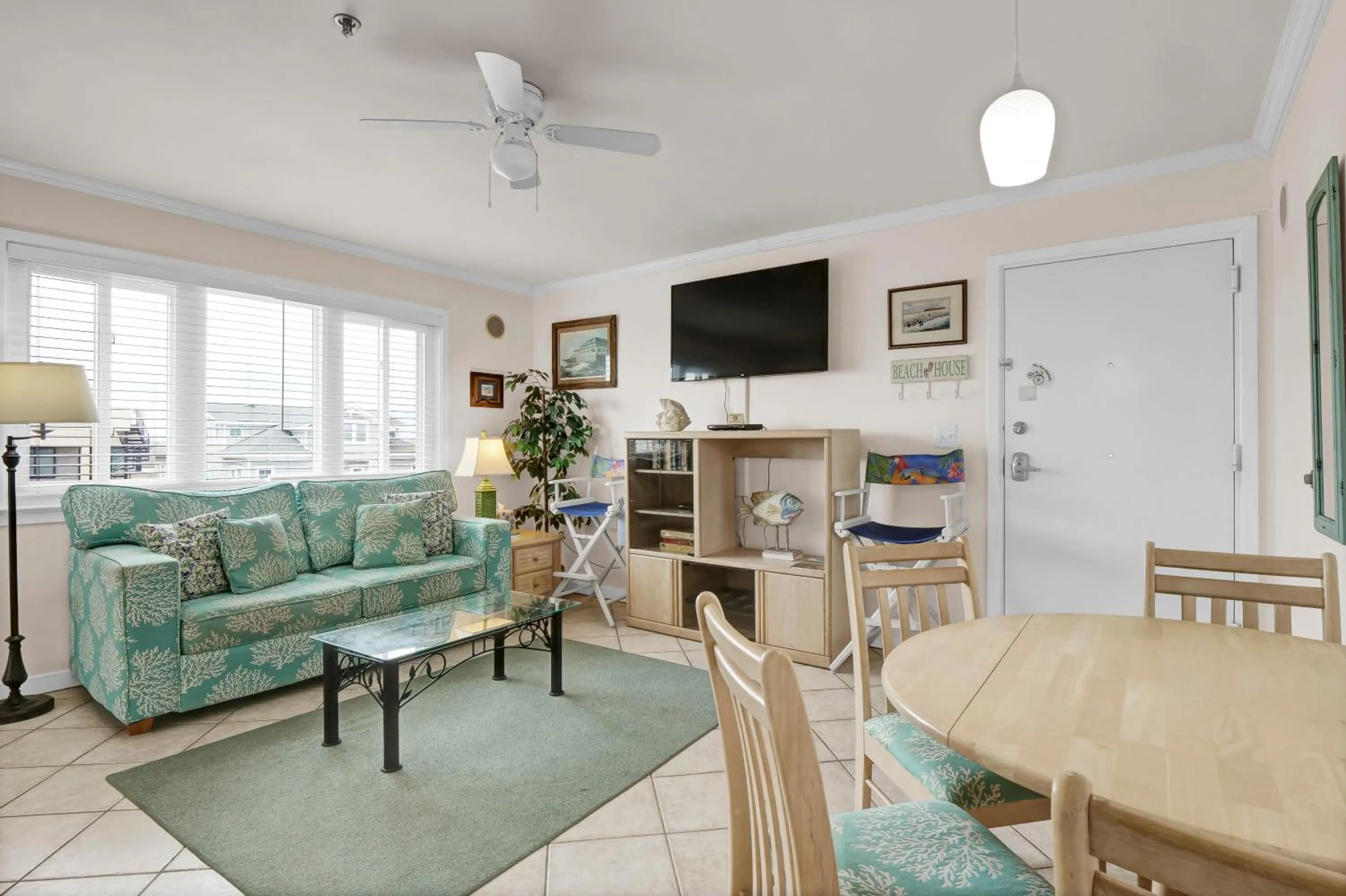 TV and multimedia in Sandpeddler Inn and Suites