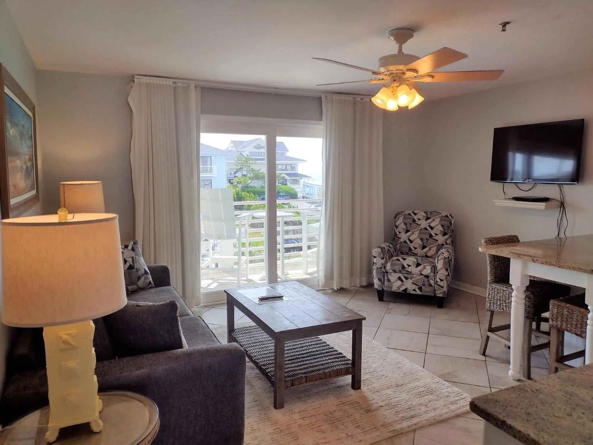 Communal lounge/ TV room in Sandpeddler Inn and Suites