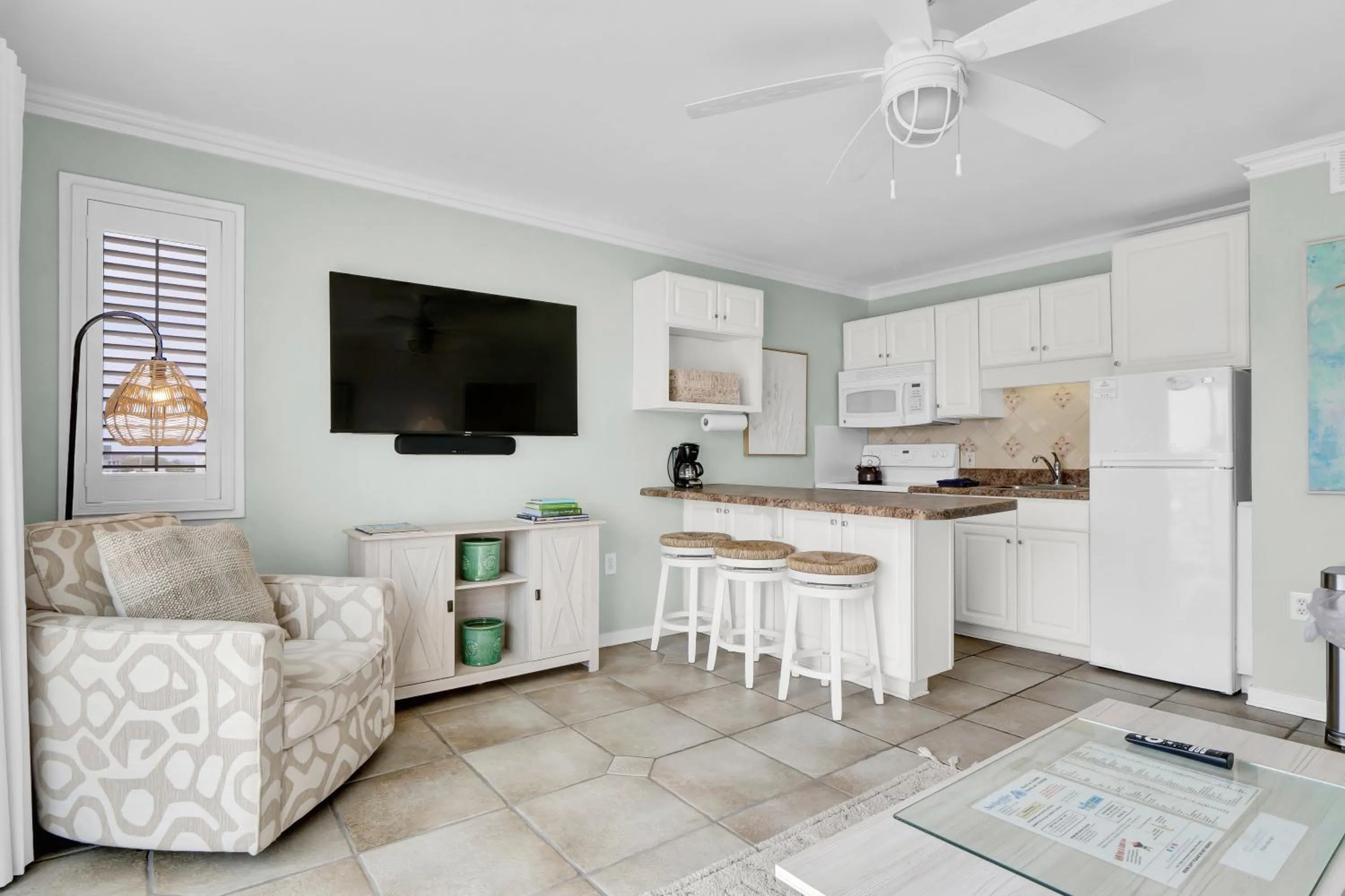 TV and multimedia in Sandpeddler Inn and Suites