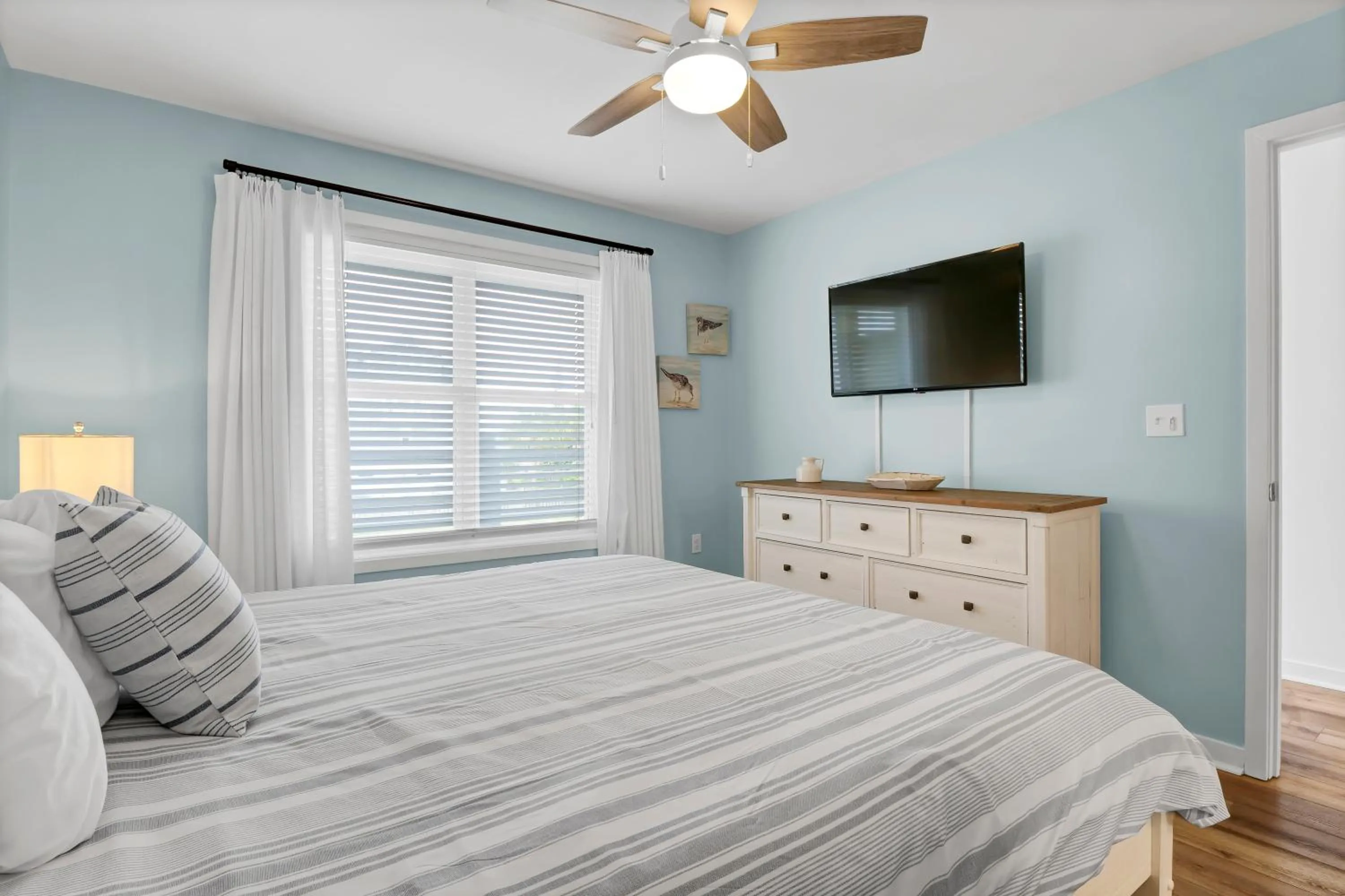 Bedroom, Bed in Sandpeddler Inn and Suites