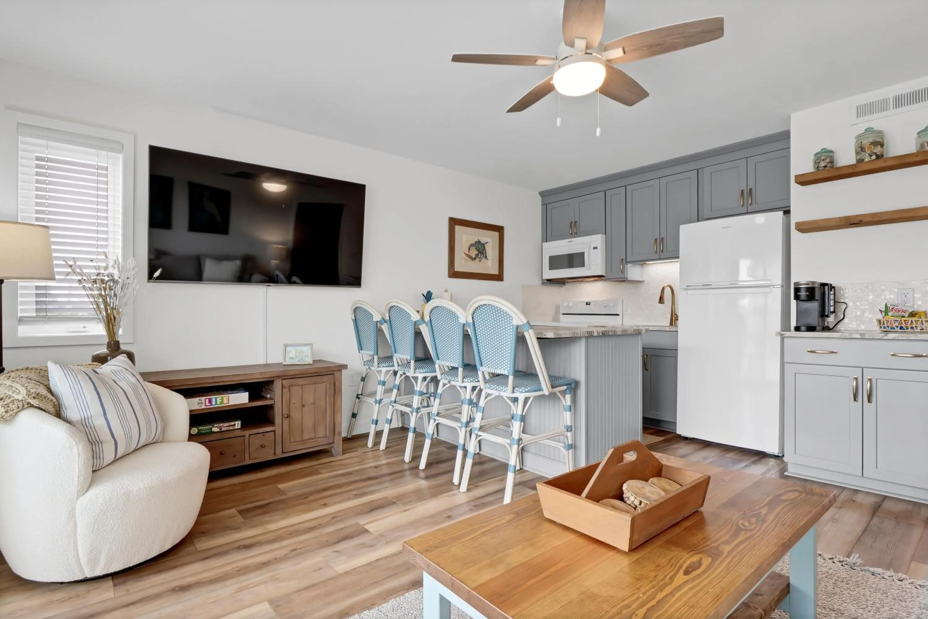 TV and multimedia in Sandpeddler Inn and Suites