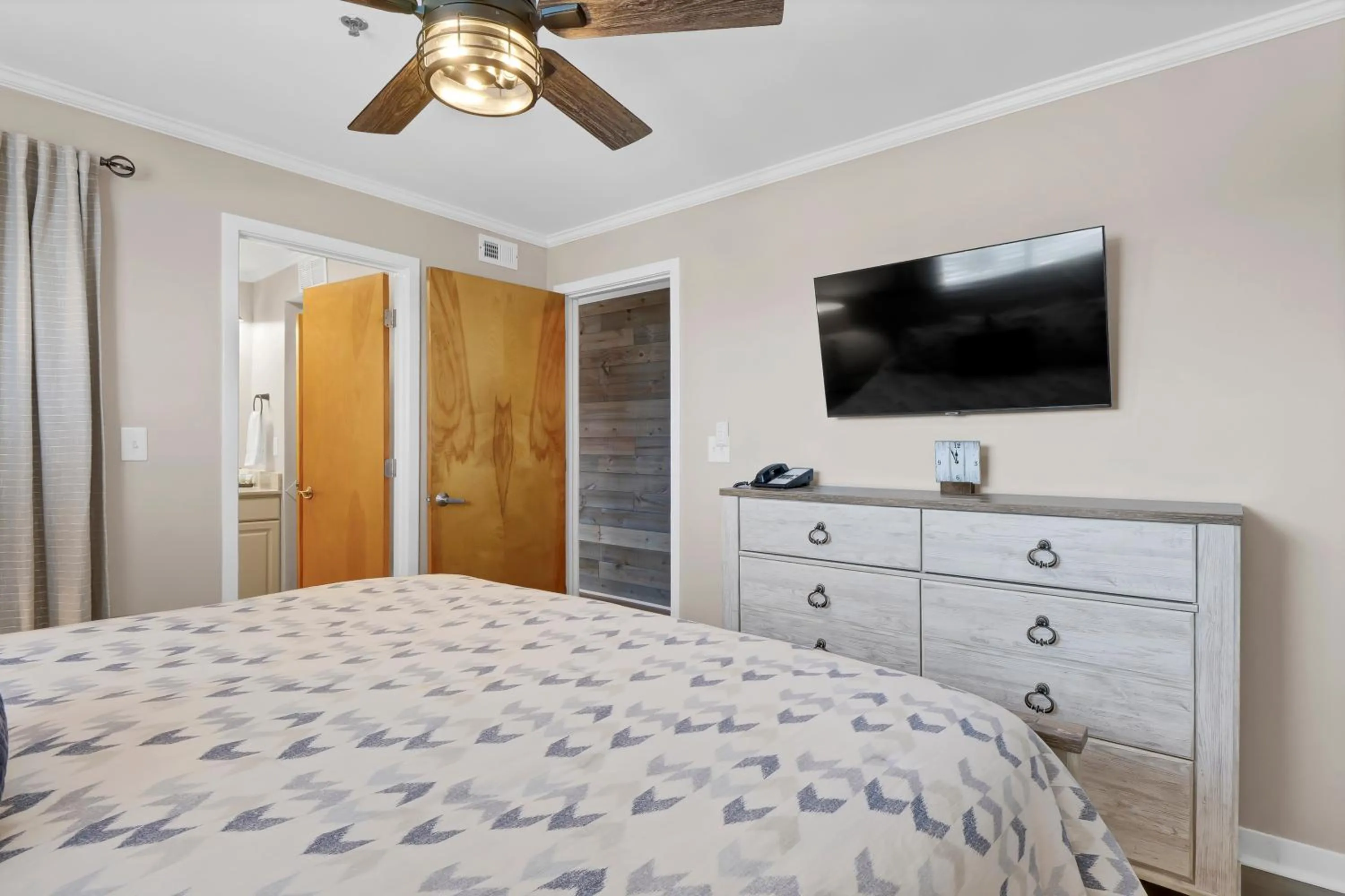 Bed in Sandpeddler Inn and Suites