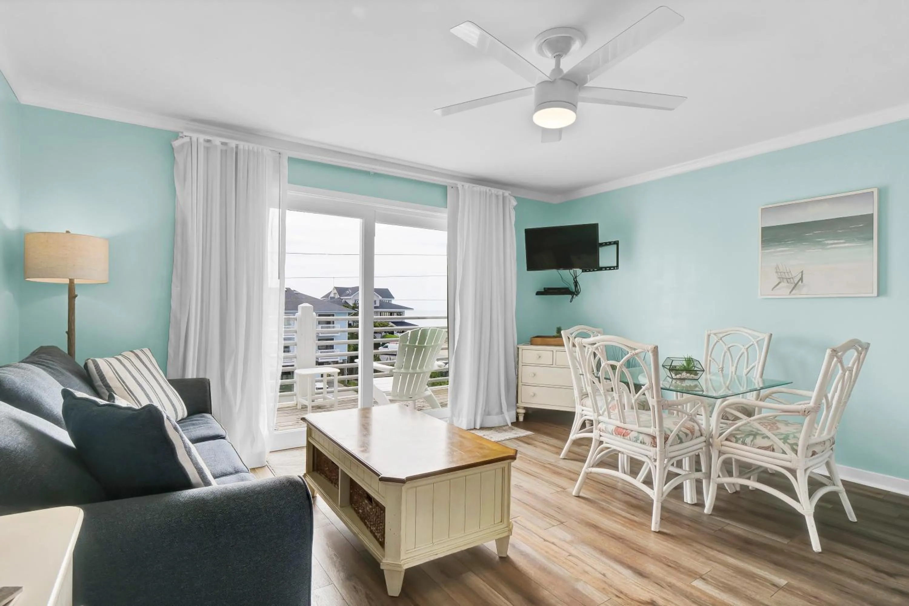 TV and multimedia in Sandpeddler Inn and Suites