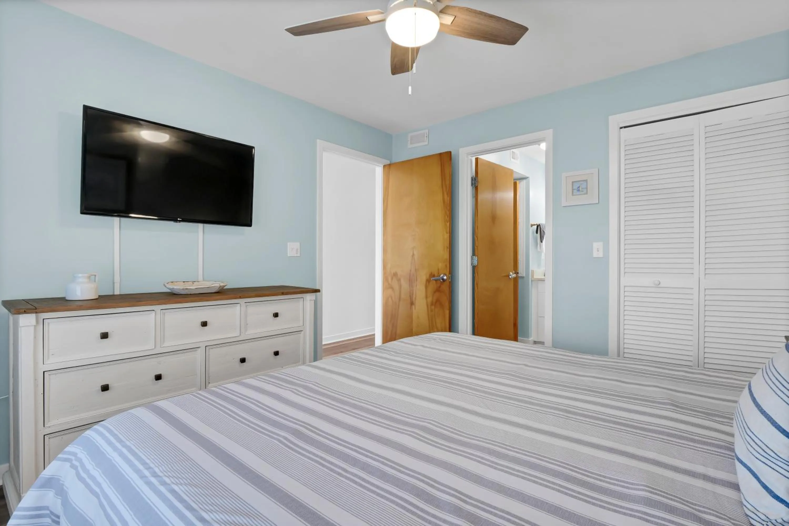Bedroom, Bed in Sandpeddler Inn and Suites