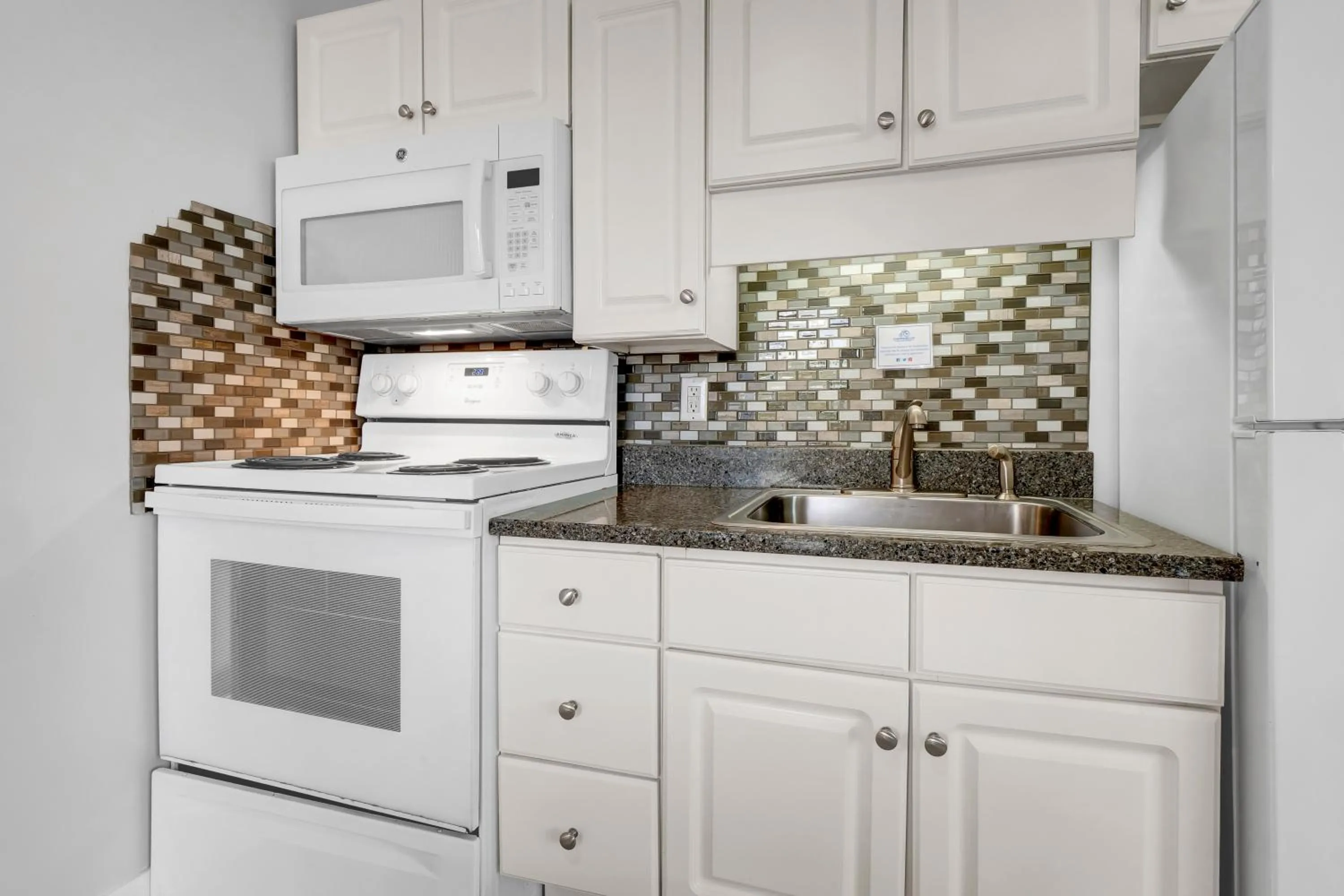 Kitchen or kitchenette in Sandpeddler Inn and Suites