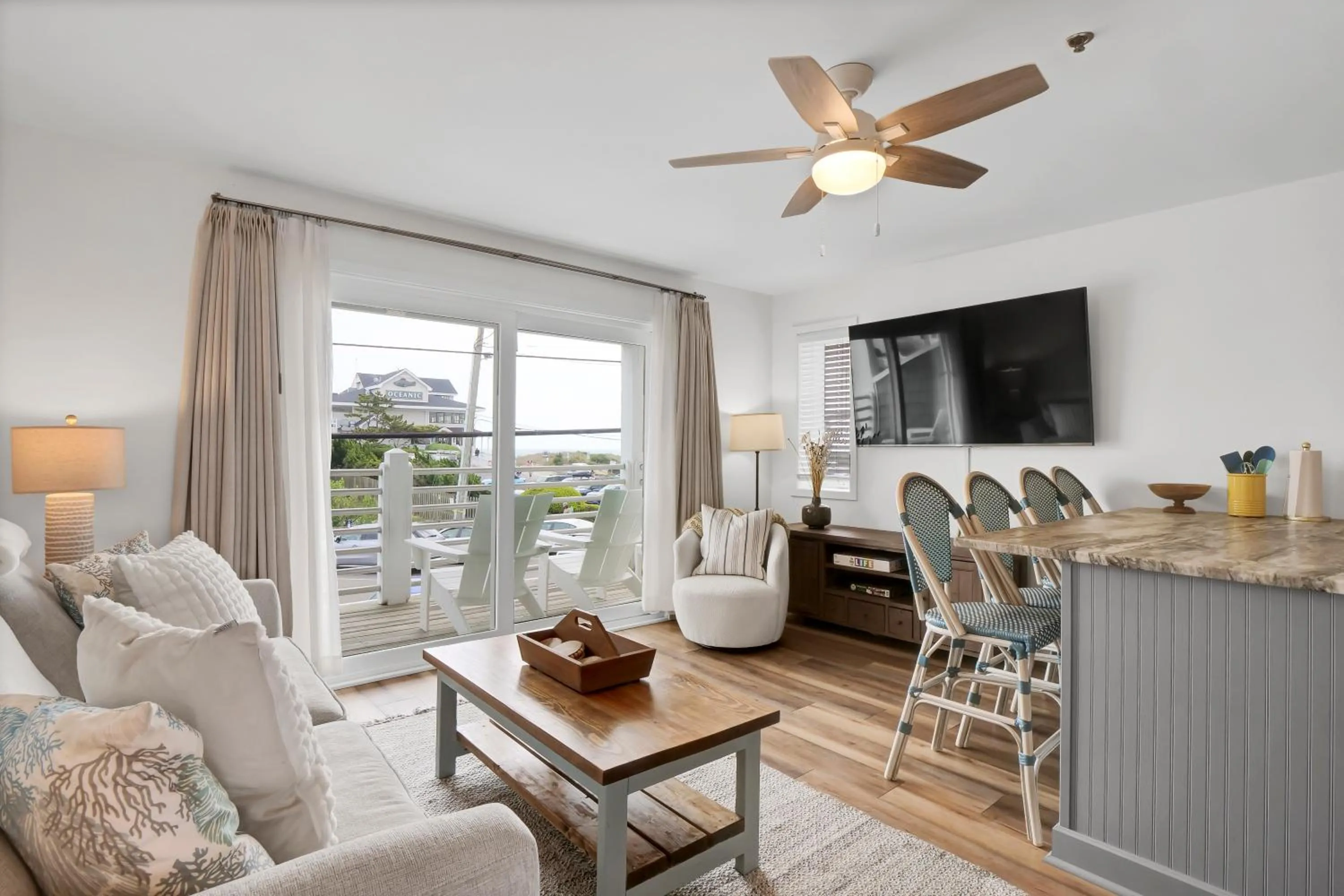 TV and multimedia in Sandpeddler Inn and Suites