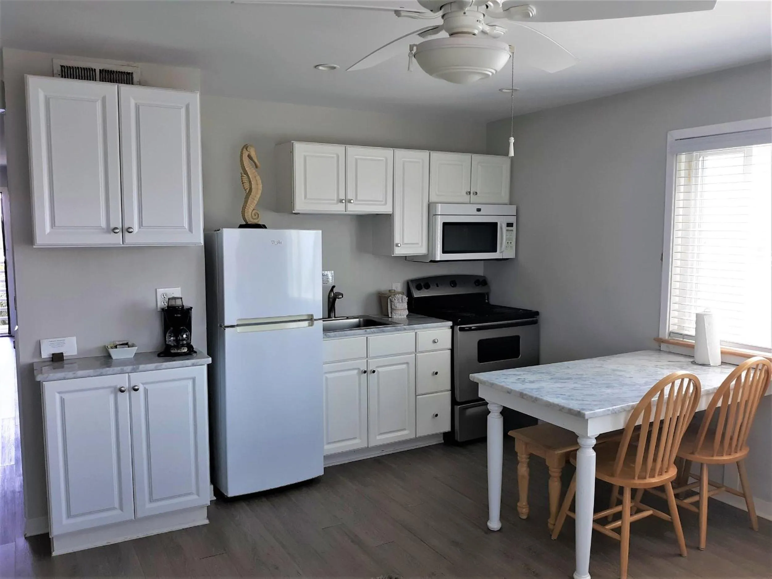 Kitchen or kitchenette in Sandpeddler Inn and Suites