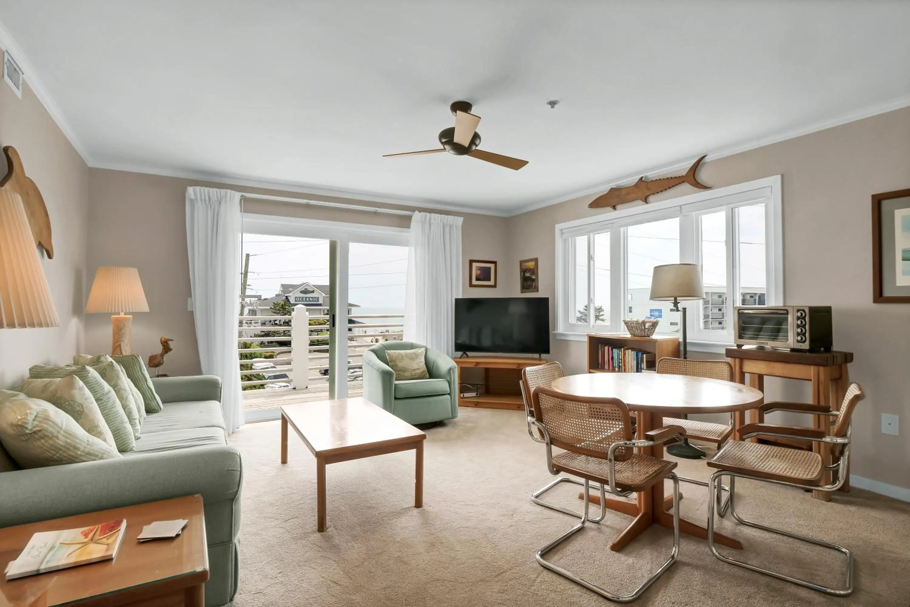 Seating area in Sandpeddler Inn and Suites