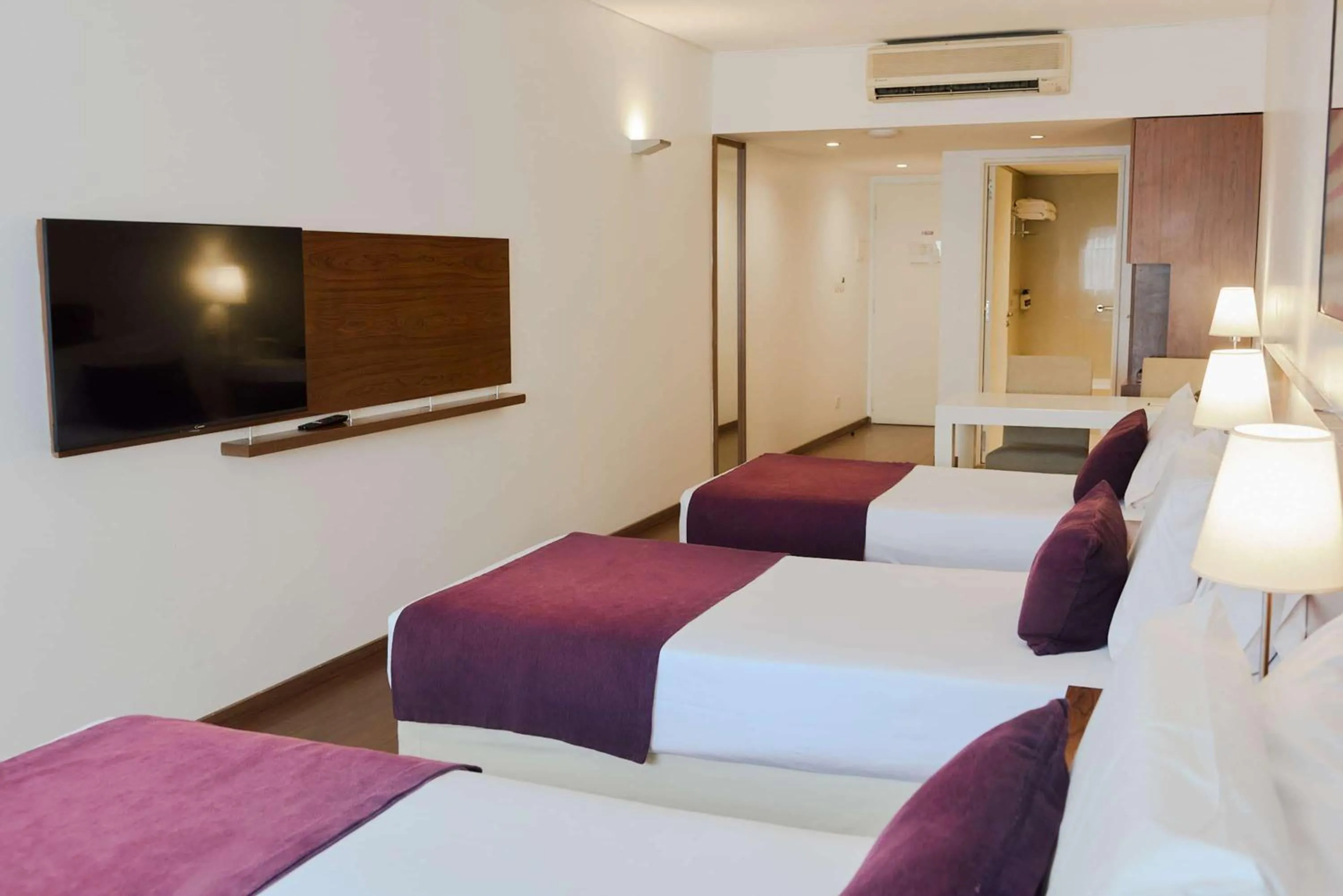 Photo of the whole room, Bed in Dazzler by Wyndham Buenos Aires Maipu