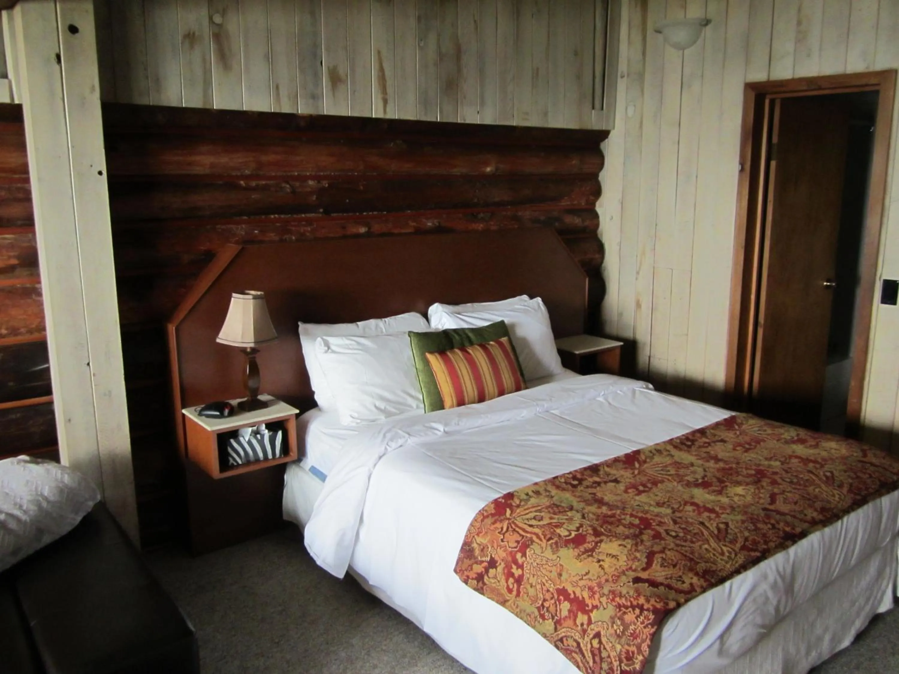 Bed in The Surf Lodge and Pub