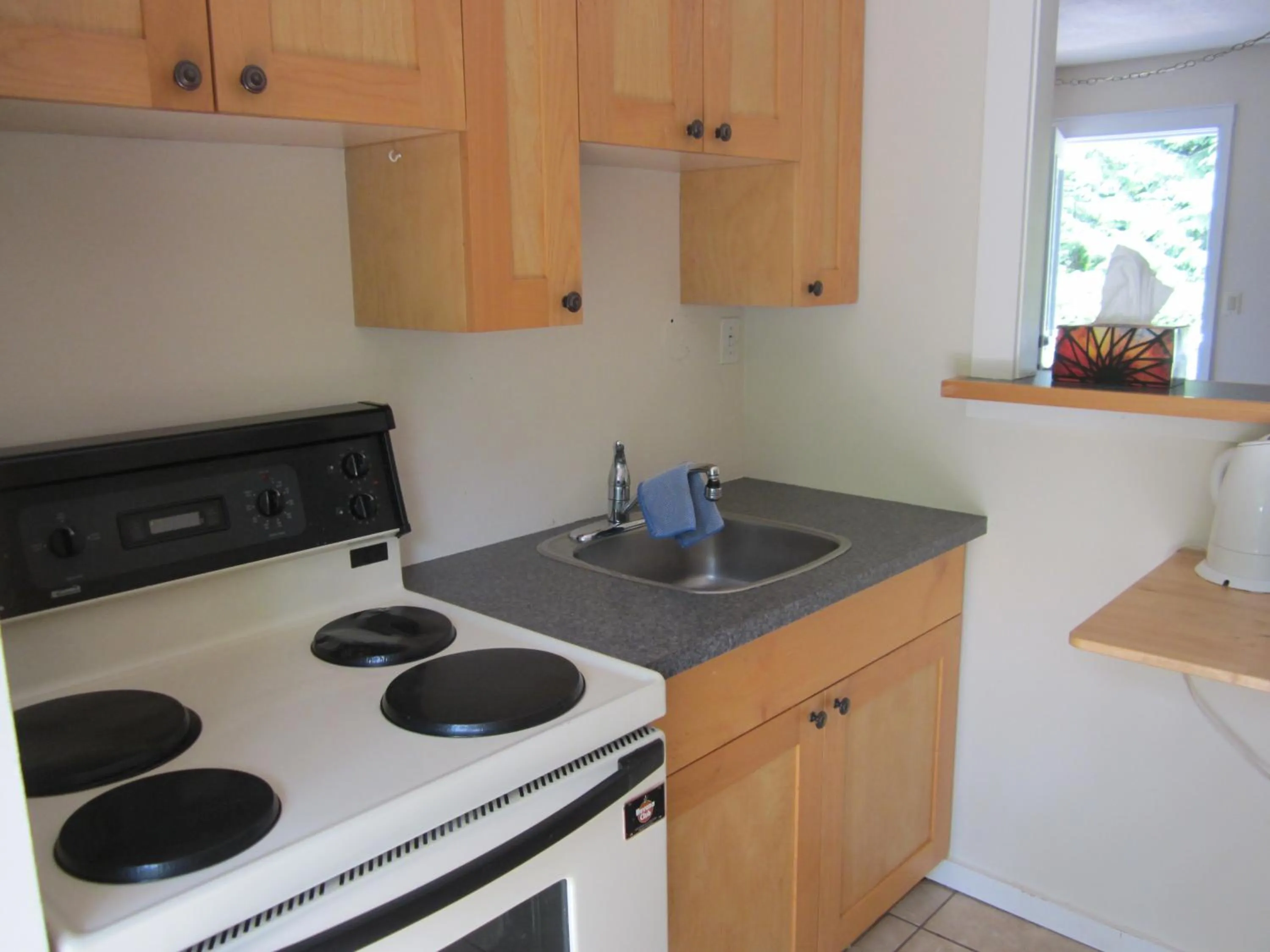 Kitchen or kitchenette in The Surf Lodge and Pub