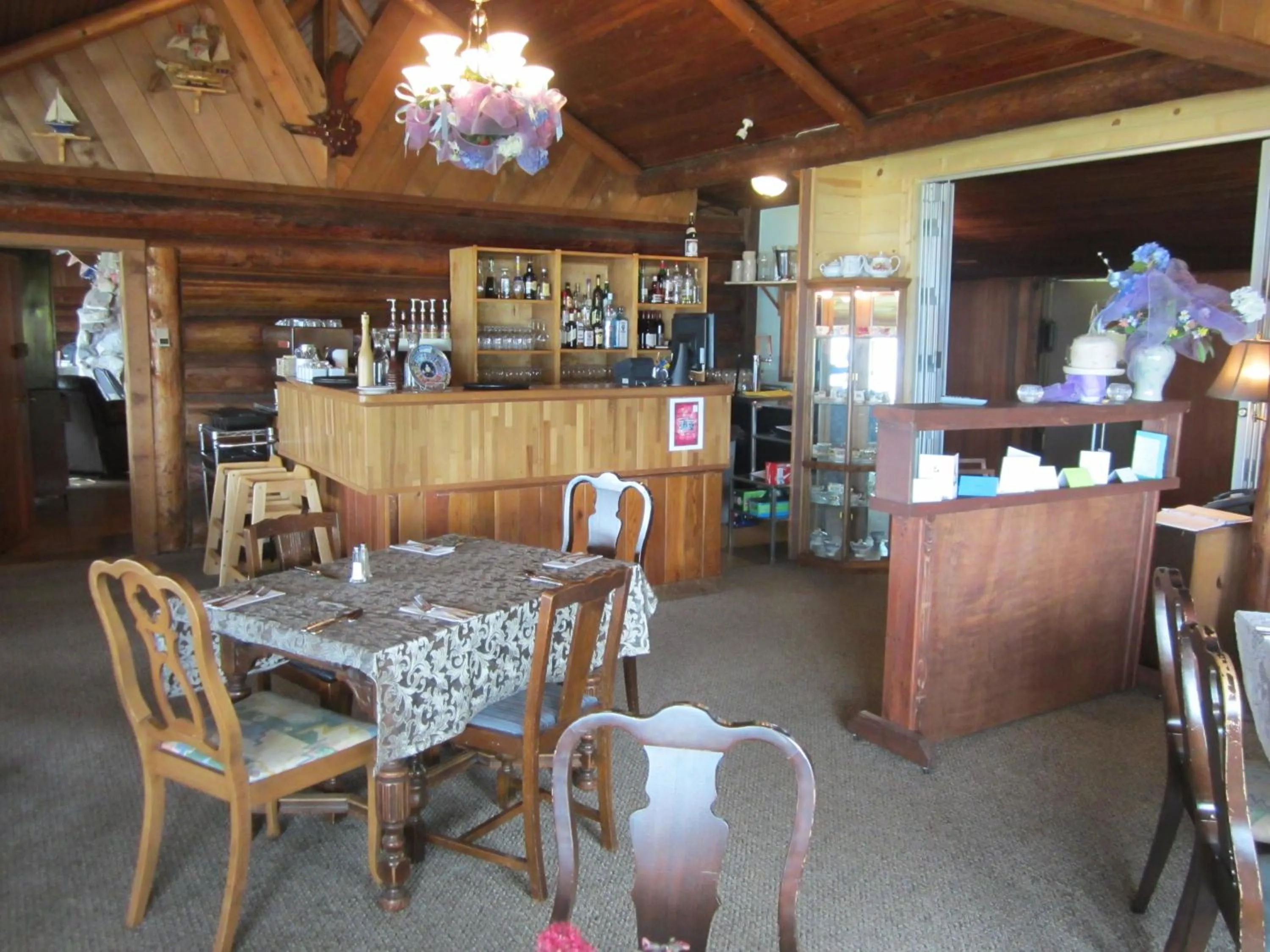 Restaurant/places to eat in The Surf Lodge and Pub