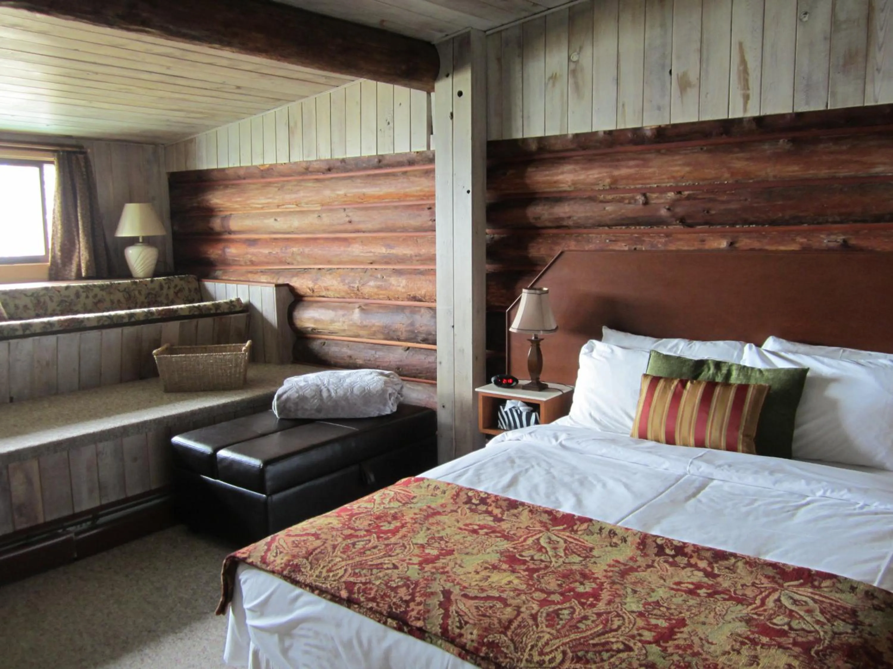 Photo of the whole room, Bed in The Surf Lodge and Pub