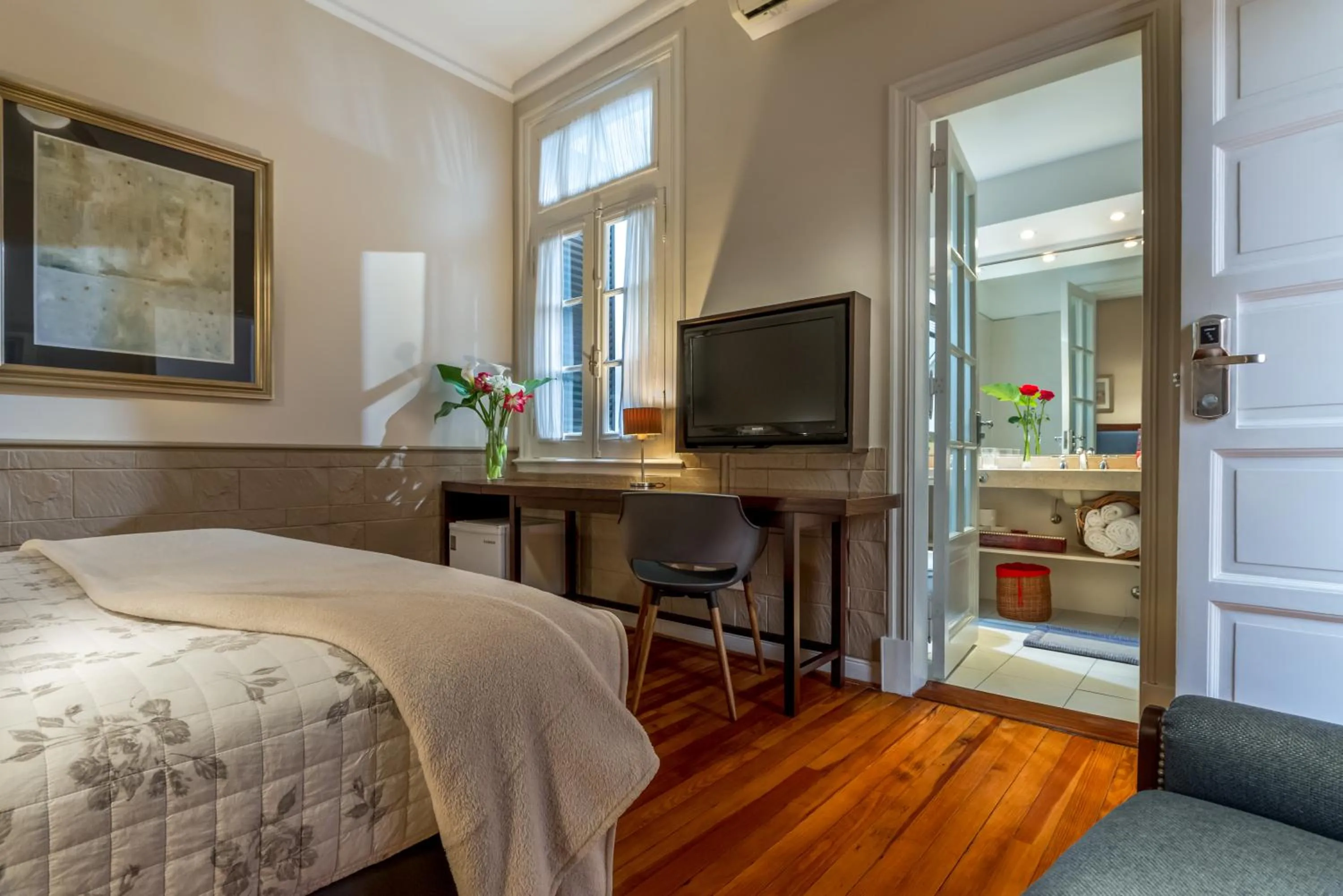 Communal lounge/ TV room, Bed in Duque Hotel Boutique & Spa