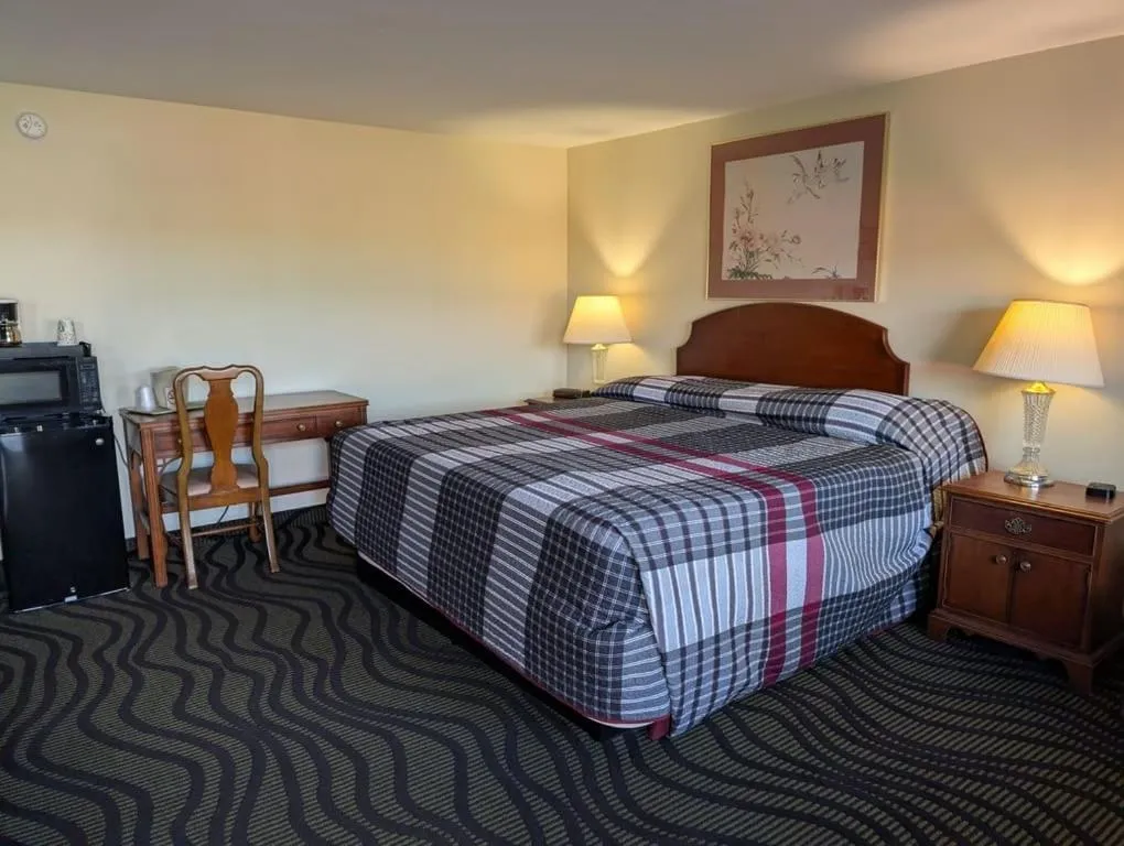 Bed in The Falls Motel - 2 Mi to " Watkins Glen State Park, Seneca Lake " AND 4 Mi to Watkins Glen International Track " The Glen "