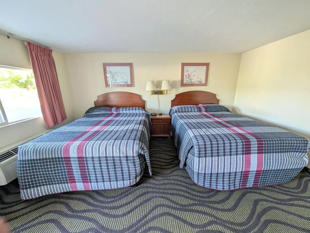 Bed in The Falls Motel - 2 Mi to " Watkins Glen State Park, Seneca Lake " AND 4 Mi to Watkins Glen International Track " The Glen "