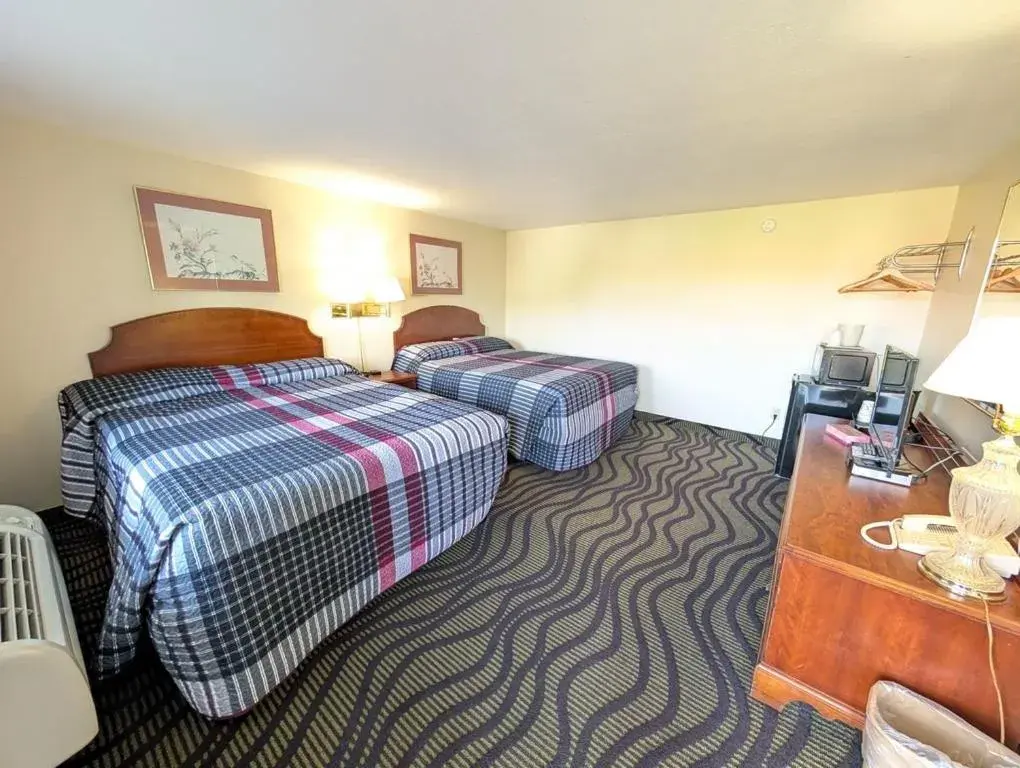 Queen Room with Two Queen Beds in The Falls Motel - 2 Mi to " Watkins Glen State Park, Seneca Lake " AND 4 Mi to Watkins Glen International Track " The Glen " Queen Room with Two Queen Beds in The Falls Motel - 2 Mi to " Watkins Glen State Park, Seneca Lake " AND 4 Mi to Watkins Glen International Track " The Glen "