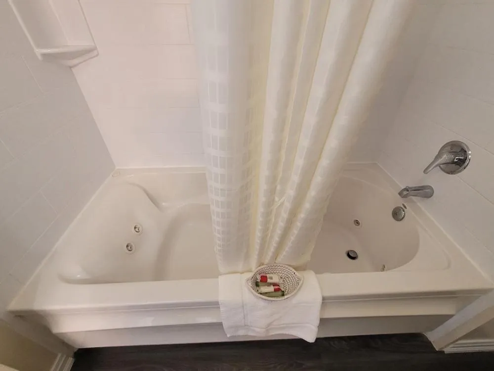 Bath in The Falls Motel - 2 Mi to " Watkins Glen State Park, Seneca Lake " AND 4 Mi to Watkins Glen International Track " The Glen "