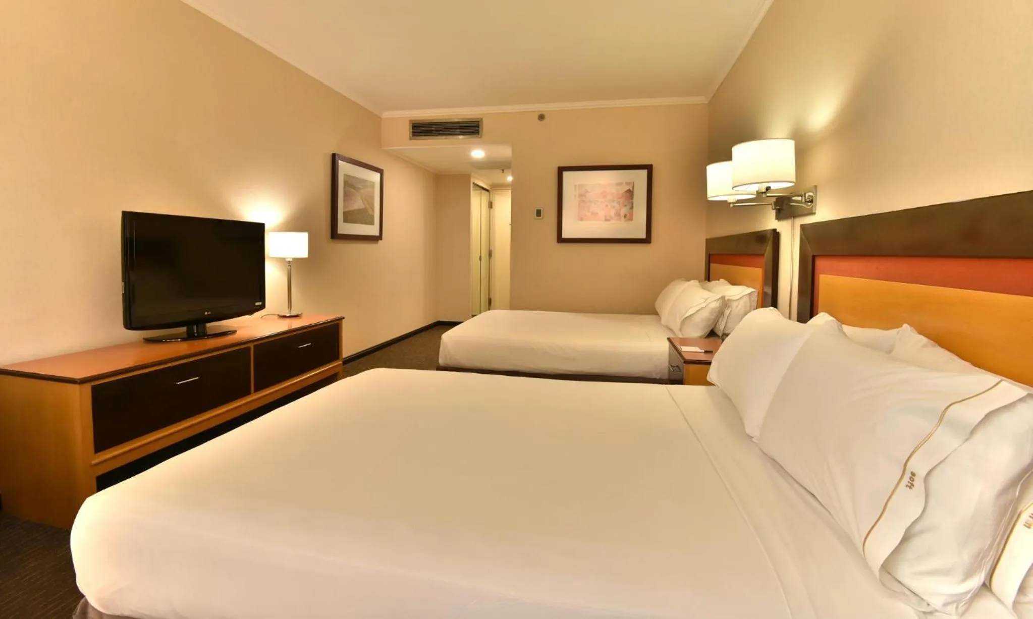 Photo of the whole room, Bed in Holiday Inn Express Puerto Madero by IHG