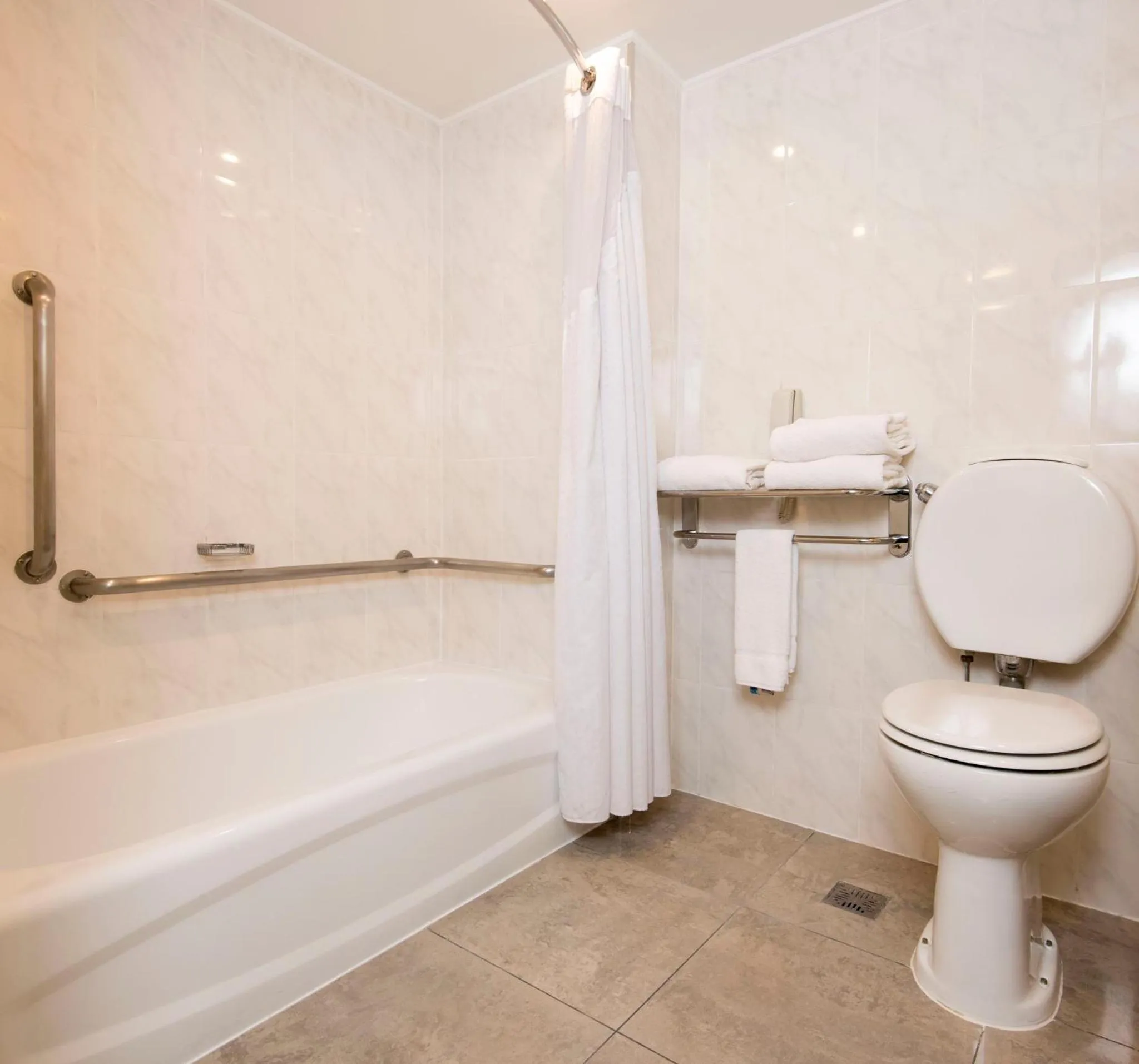 Bathroom in Holiday Inn Express Puerto Madero by IHG