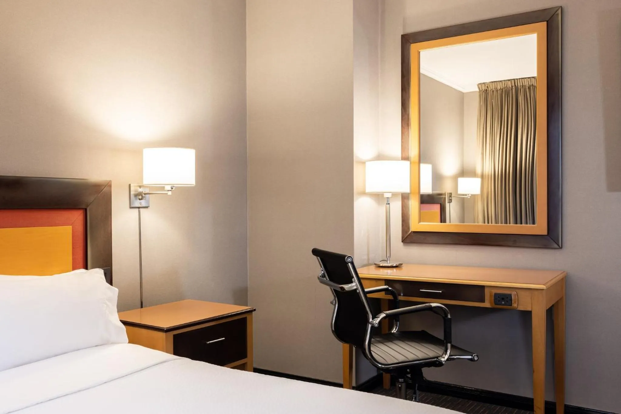 Photo of the whole room, Bed in Holiday Inn Express Puerto Madero by IHG