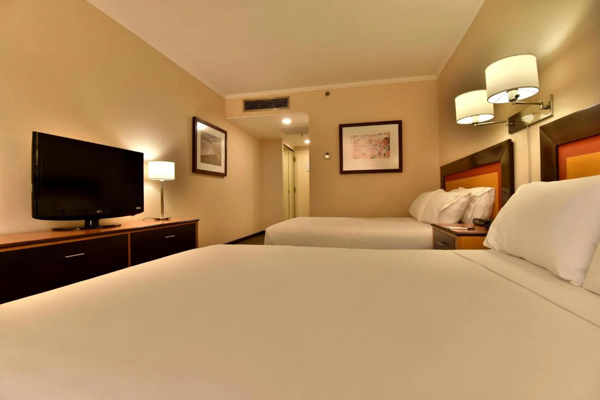 Photo of the whole room, Bed in Holiday Inn Express Puerto Madero by IHG