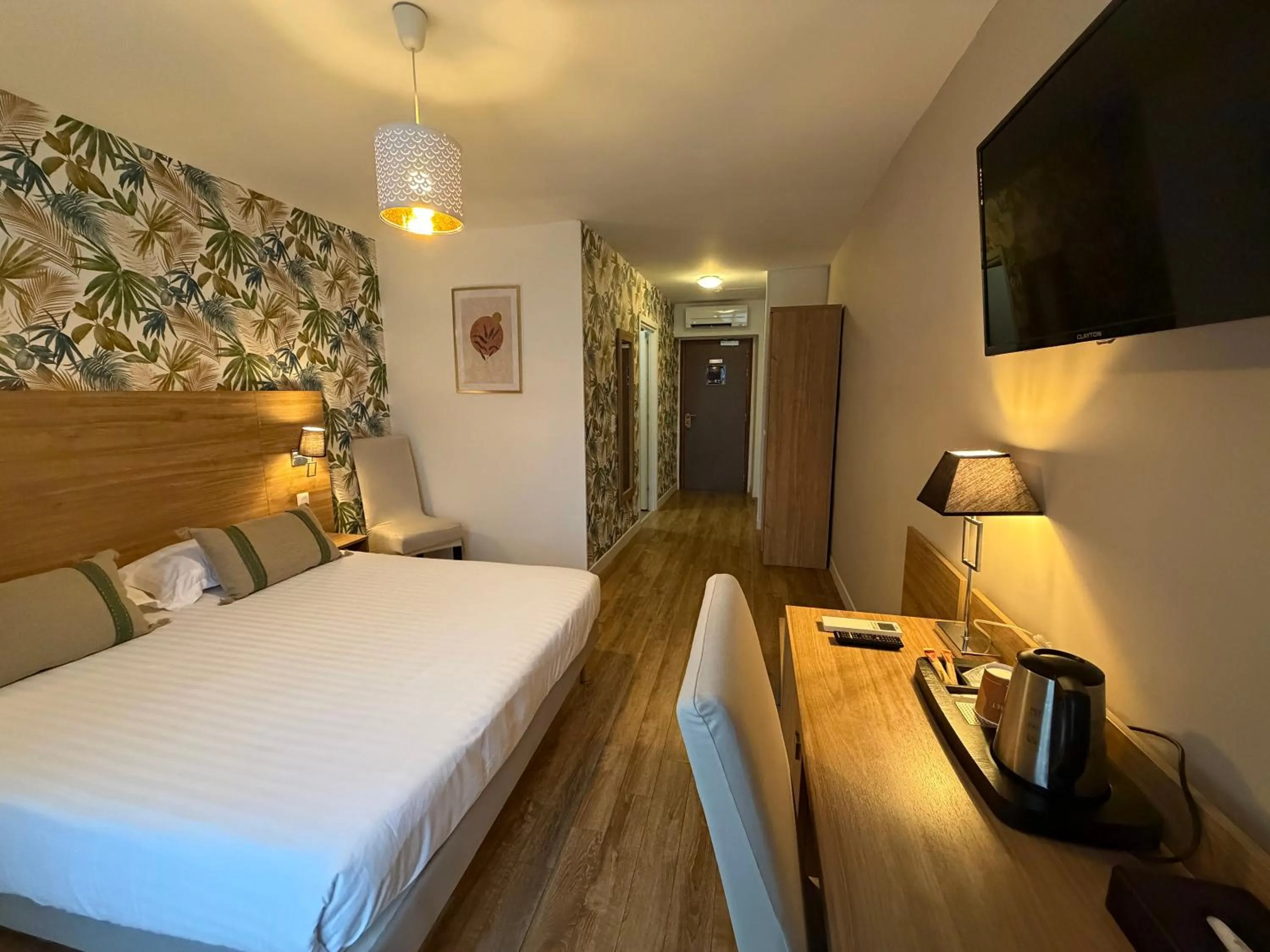 Bed in The Originals Boutique, Le Grand Hôtel Molière, Pézenas