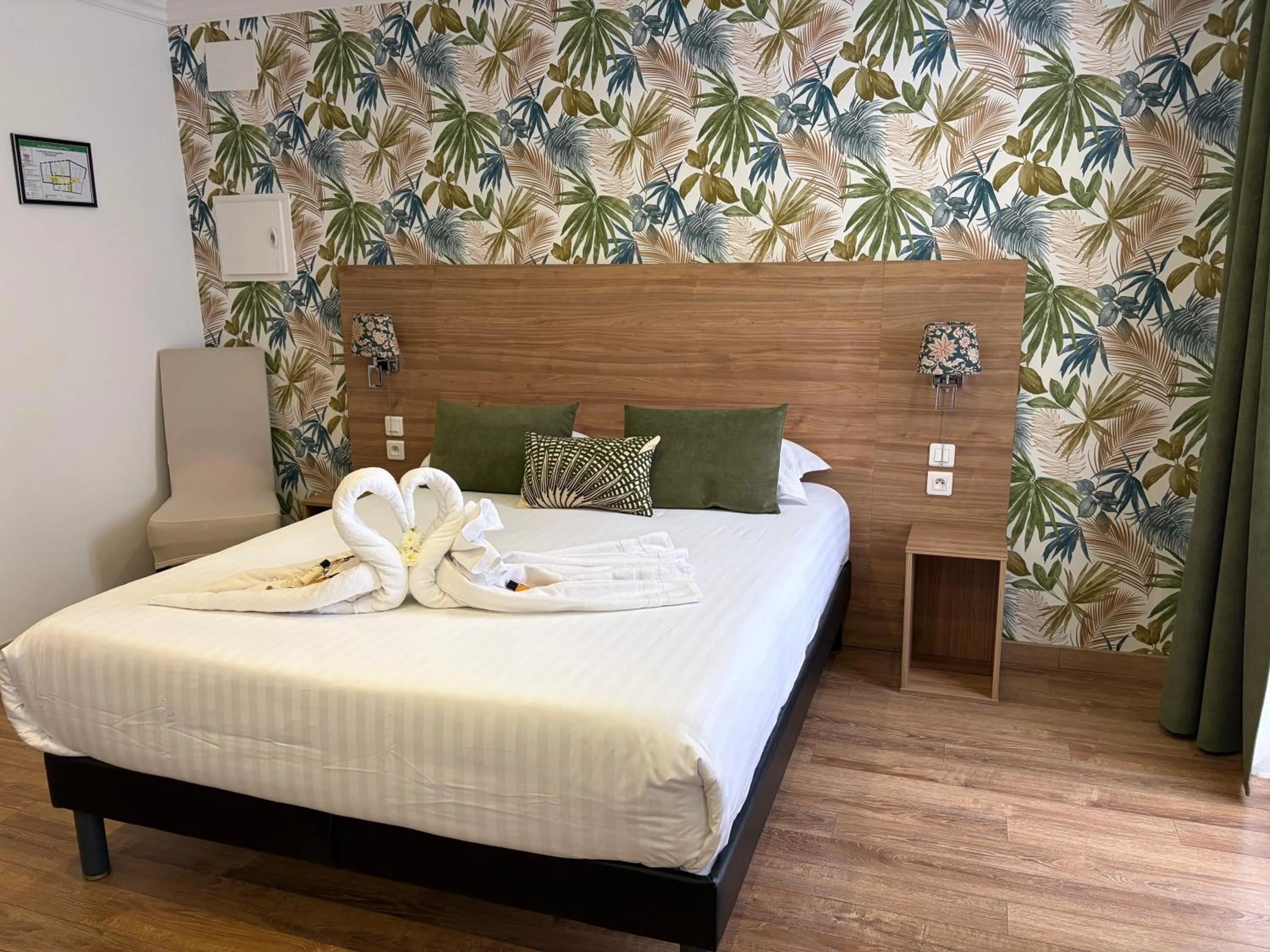 Bed in The Originals Boutique, Le Grand Hôtel Molière, Pézenas