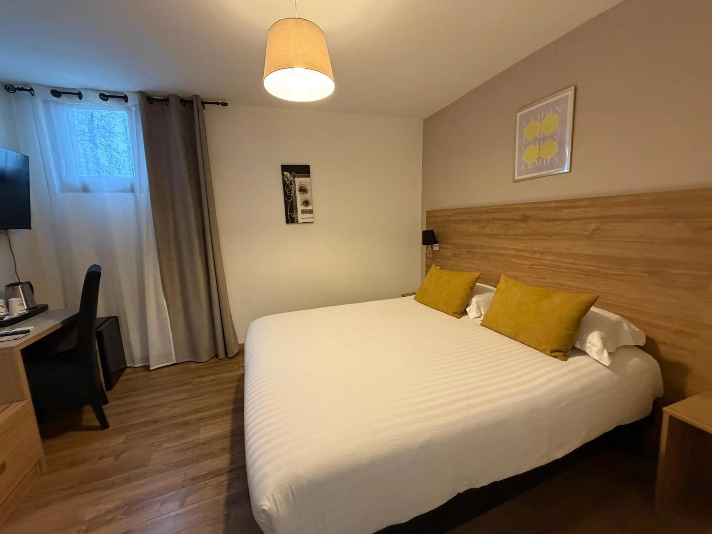 Bed in The Originals Boutique, Le Grand Hôtel Molière, Pézenas