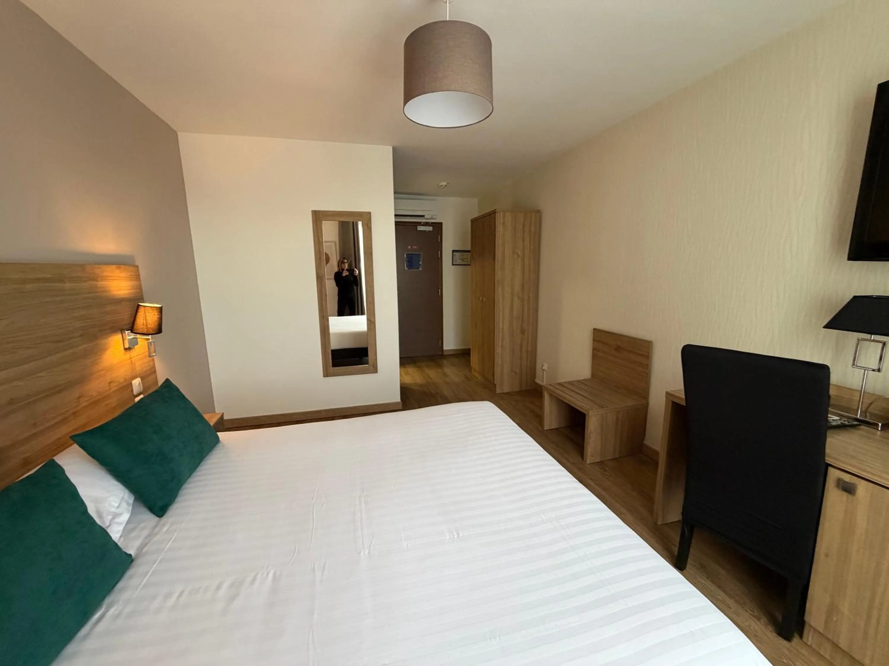 Bed in The Originals Boutique, Le Grand Hôtel Molière, Pézenas