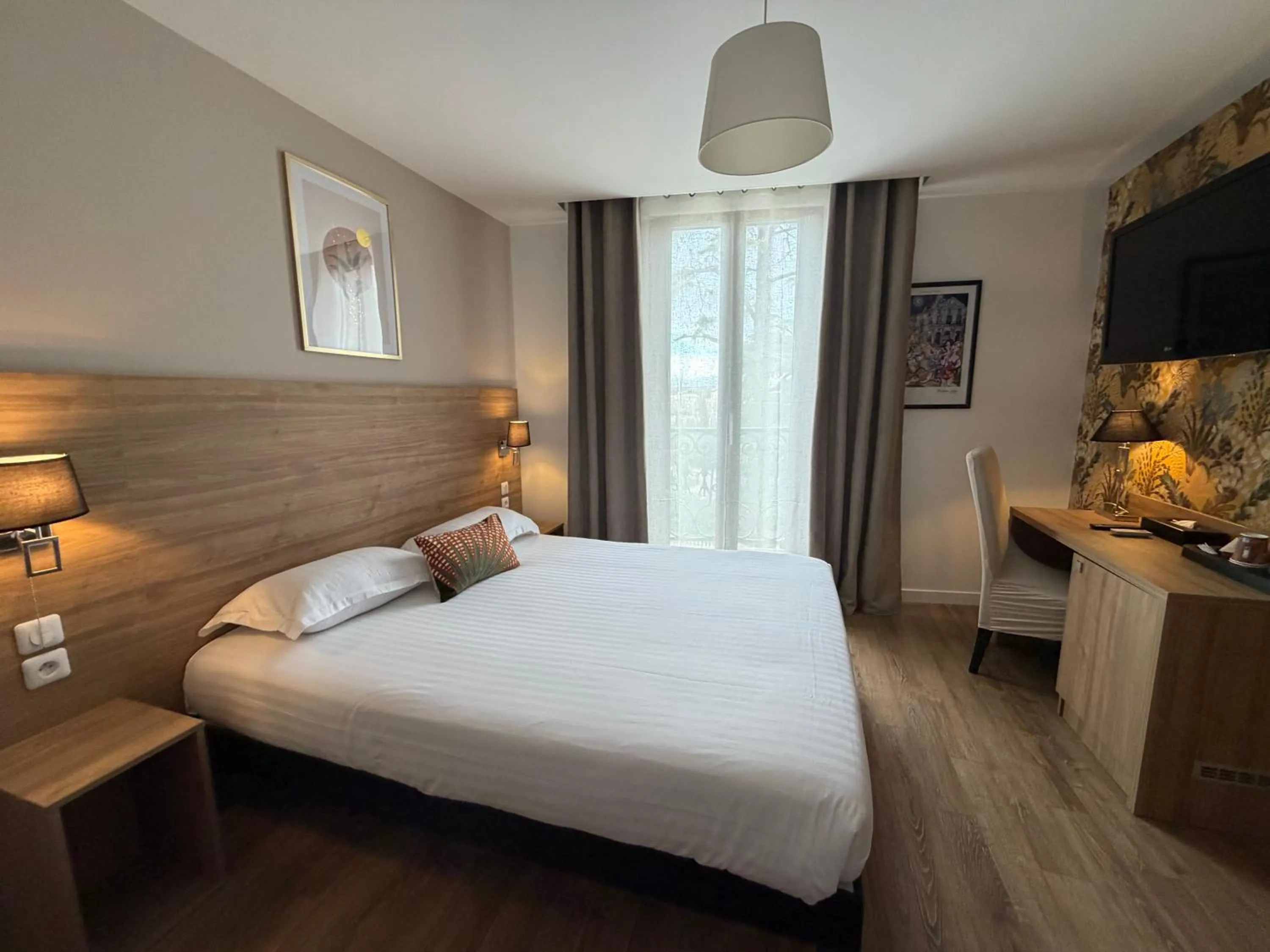 Bed in The Originals Boutique, Le Grand Hôtel Molière, Pézenas