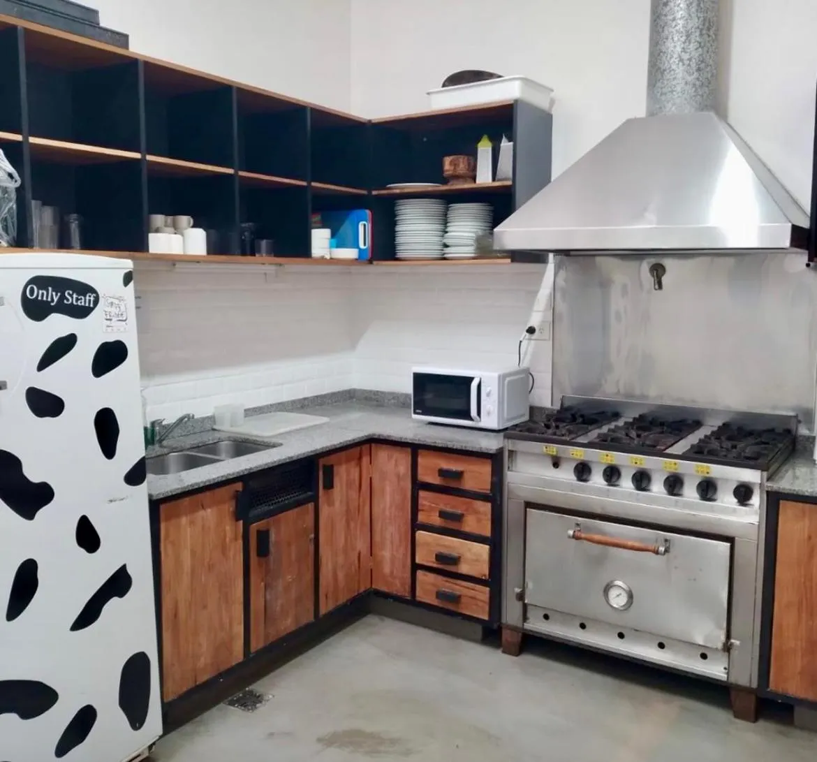 Communal kitchen in Sabatico Travelers Hostel & Guesthouse