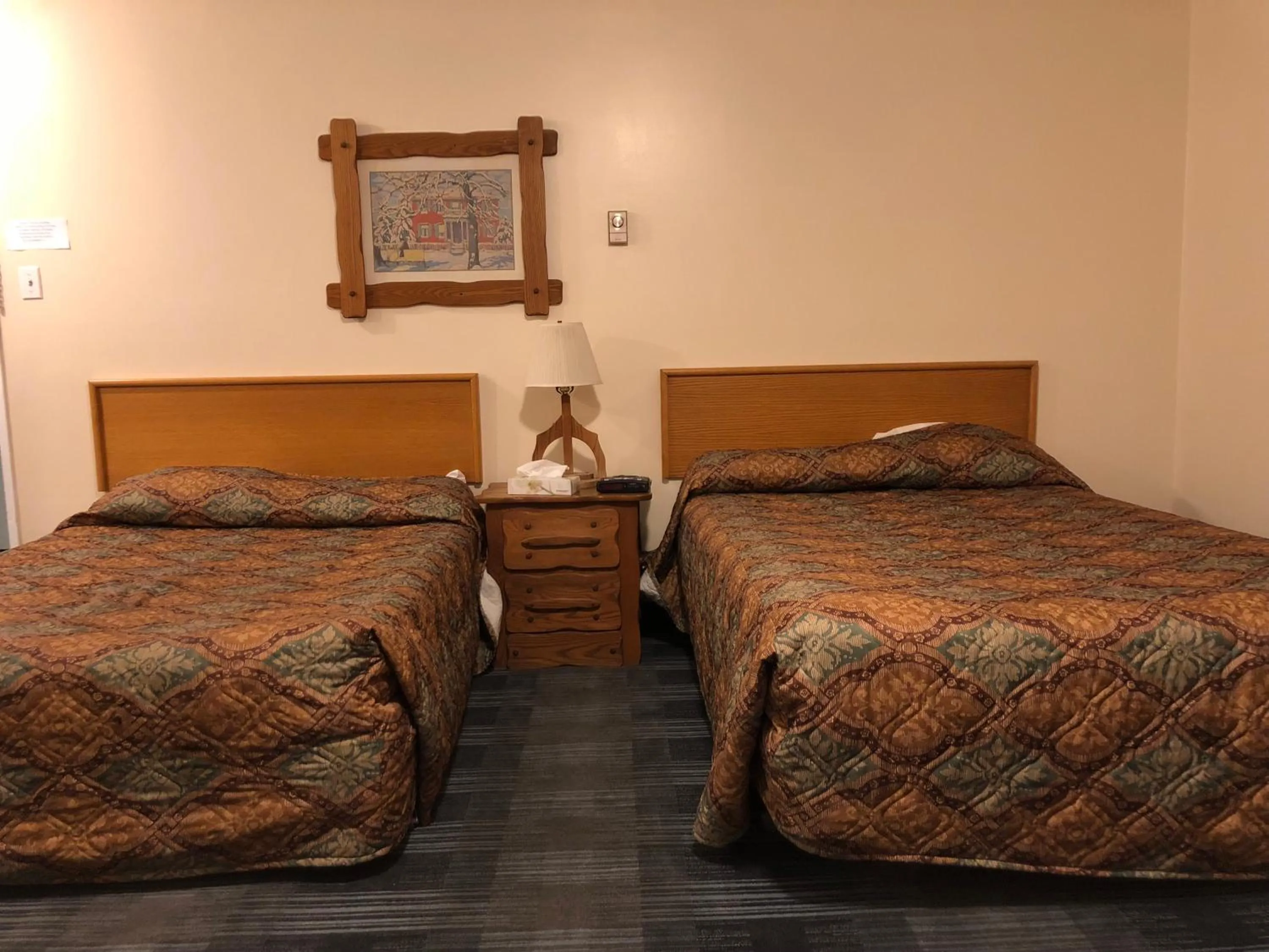 Bedroom, Bed in Agassiz Hotel and Restaurant - Under New Management