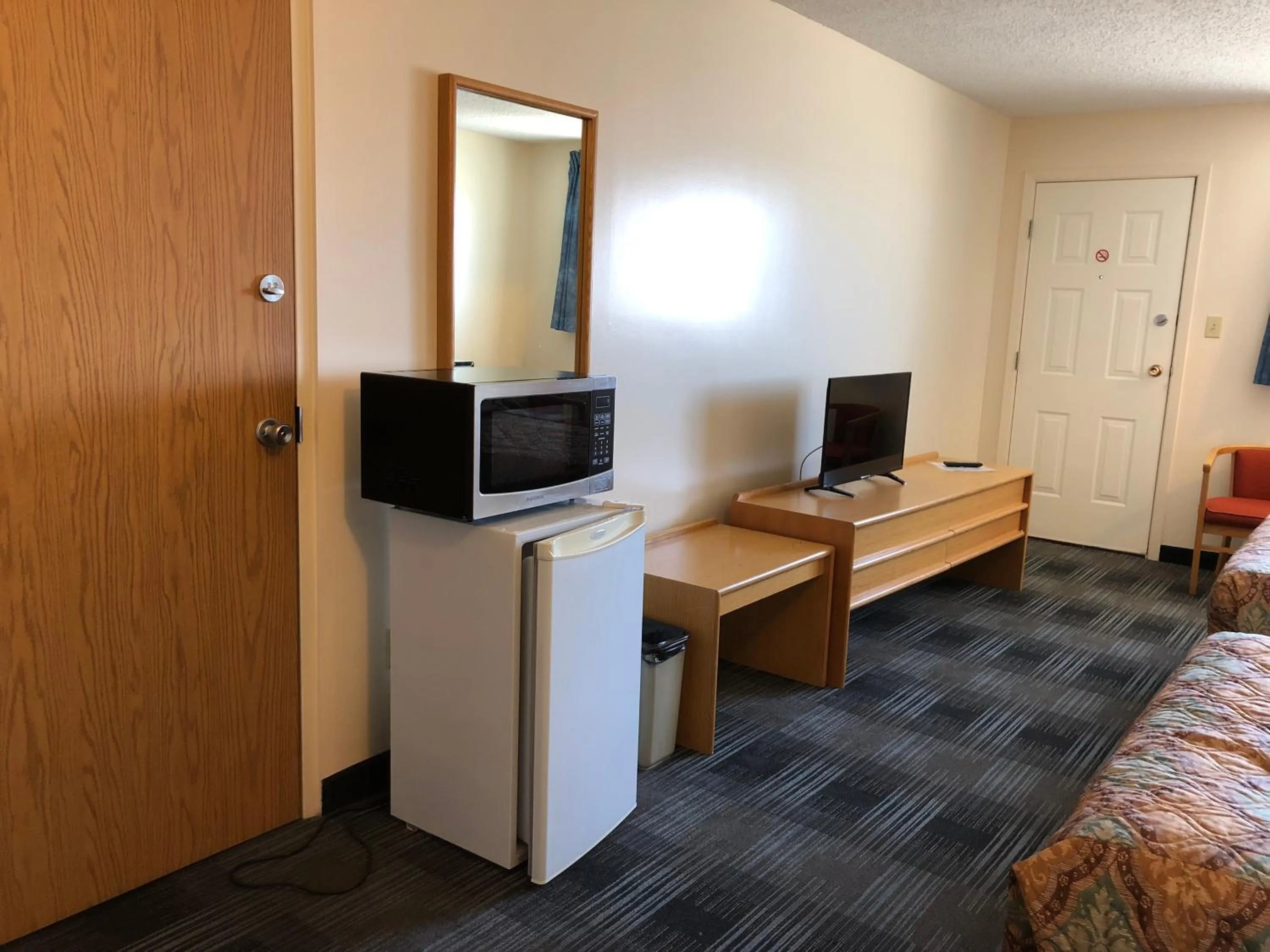 Agassiz Hotel and Restaurant - Under New Management