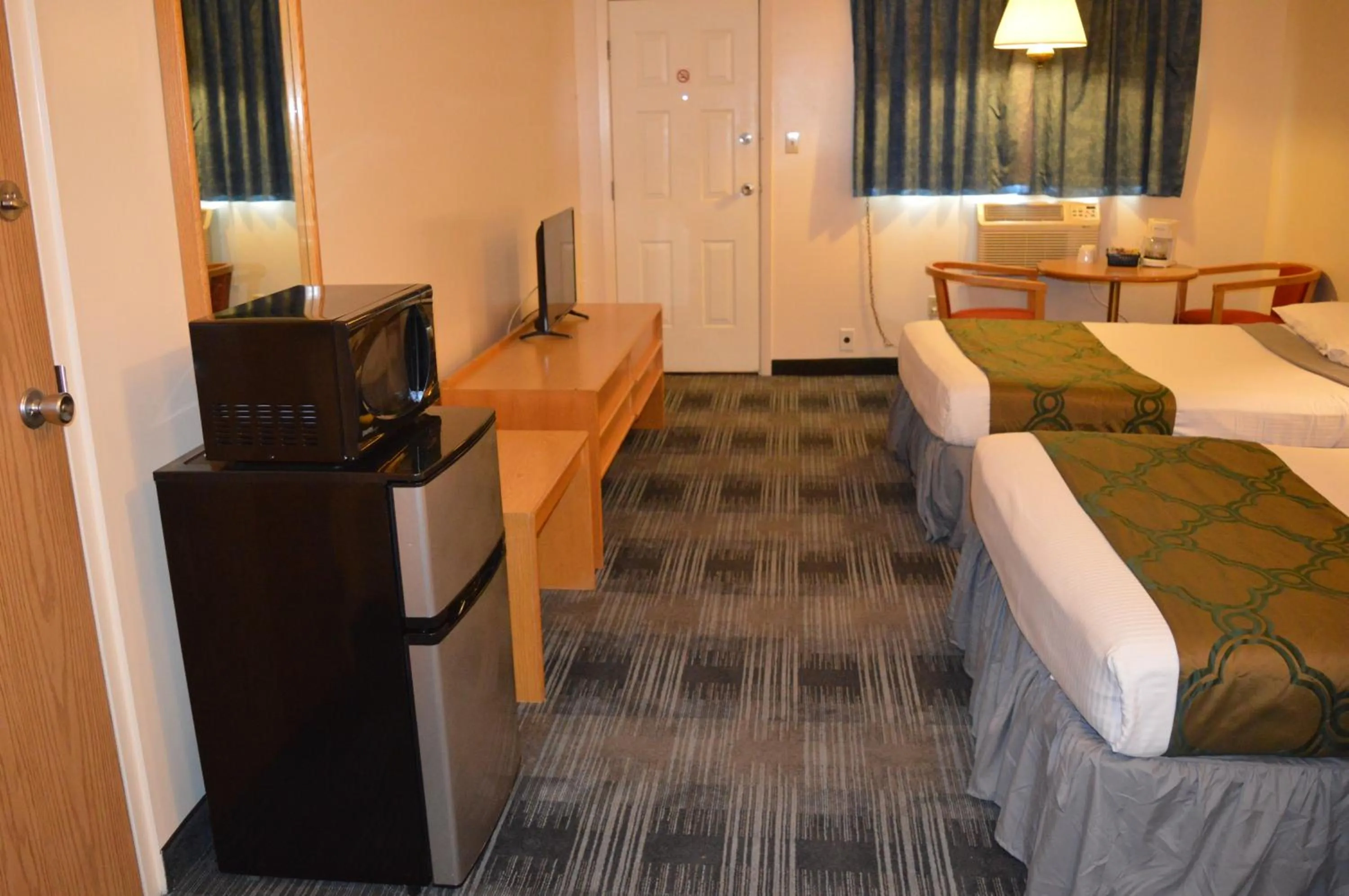 Bed in Agassiz Hotel and Restaurant - Under New Management