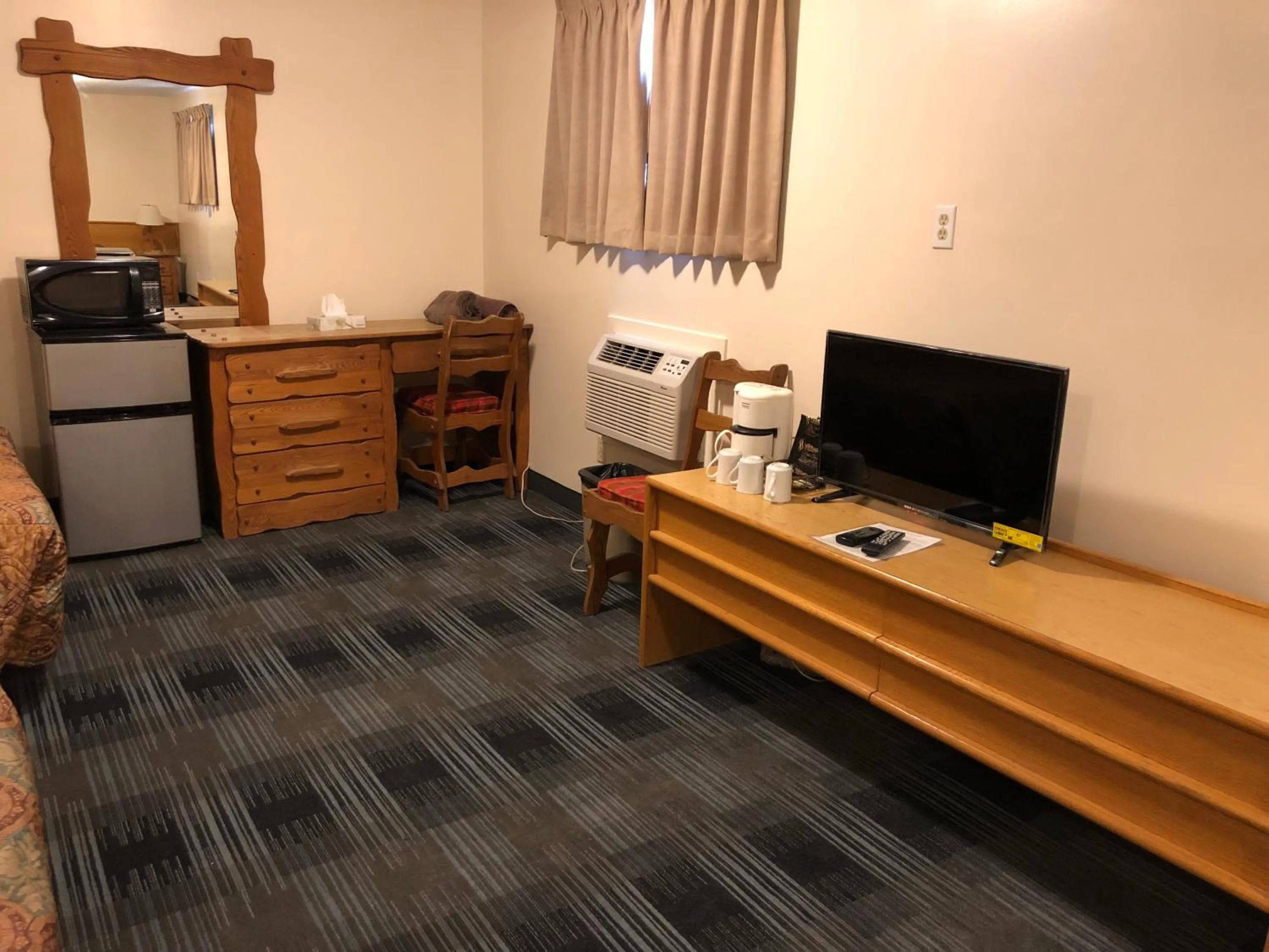 Coffee/tea facilities in Agassiz Hotel and Restaurant - Under New Management