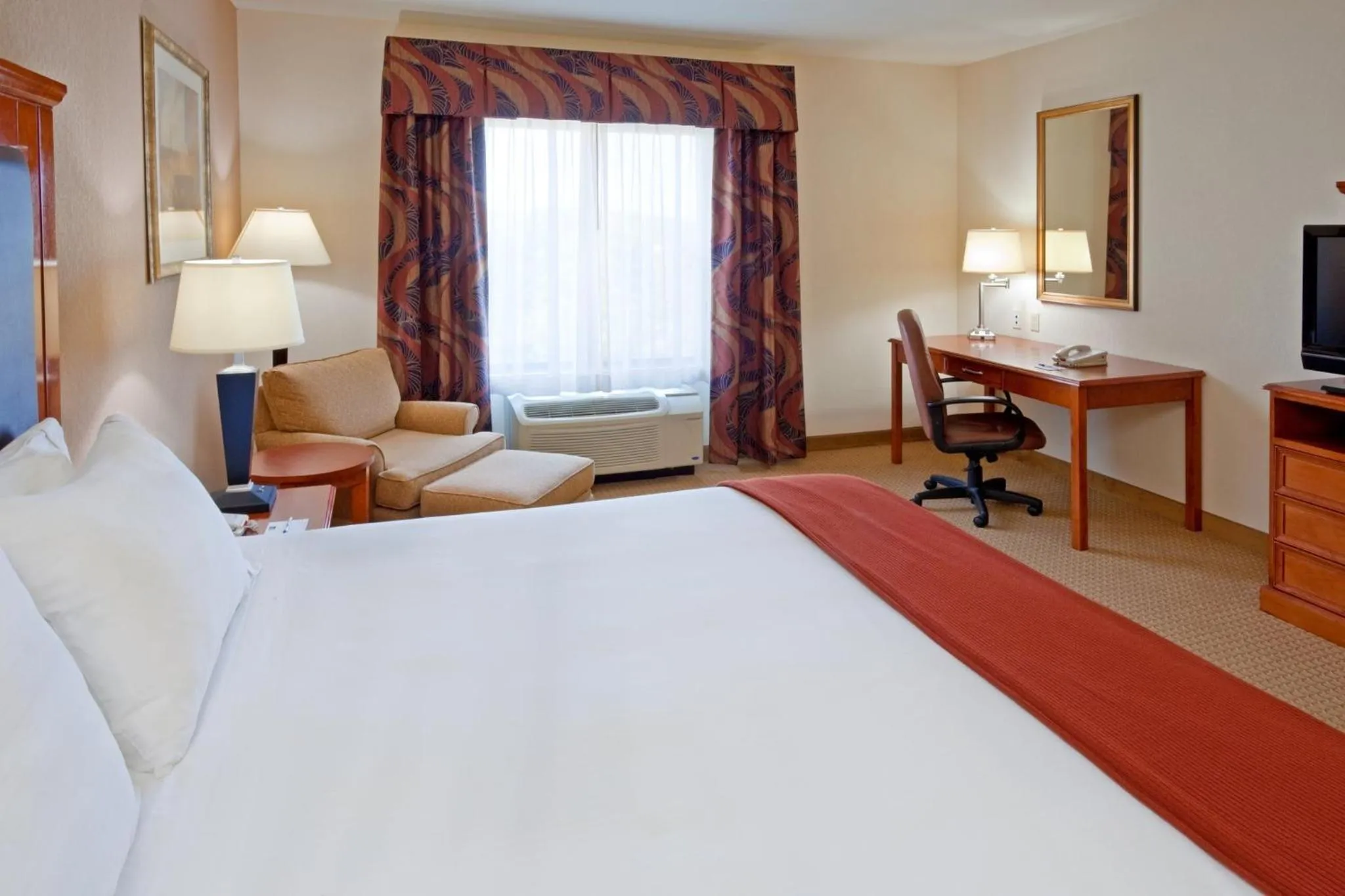 Photo of the whole room, Bed in Holiday Inn Express & Suites Albany Airport Area - Latham by IHG
