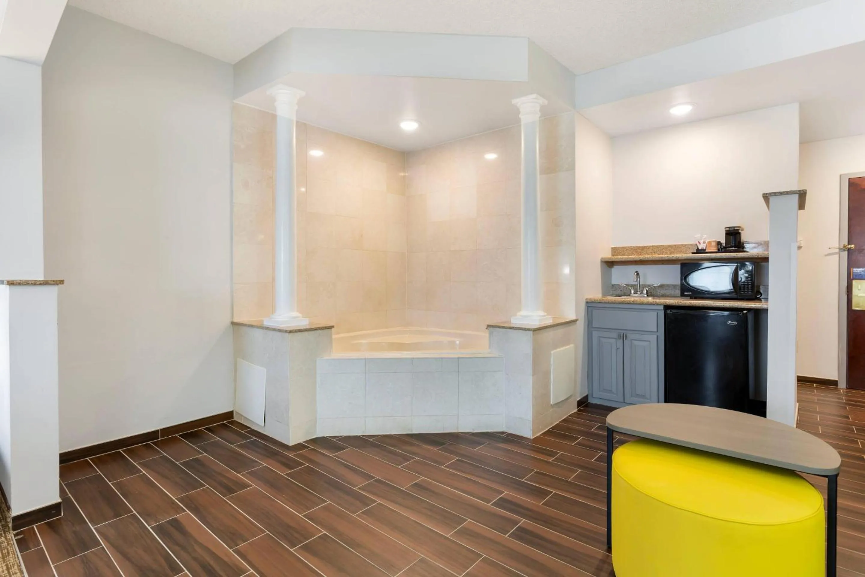 Hot Tub in Comfort Suites East Brunswick - South River