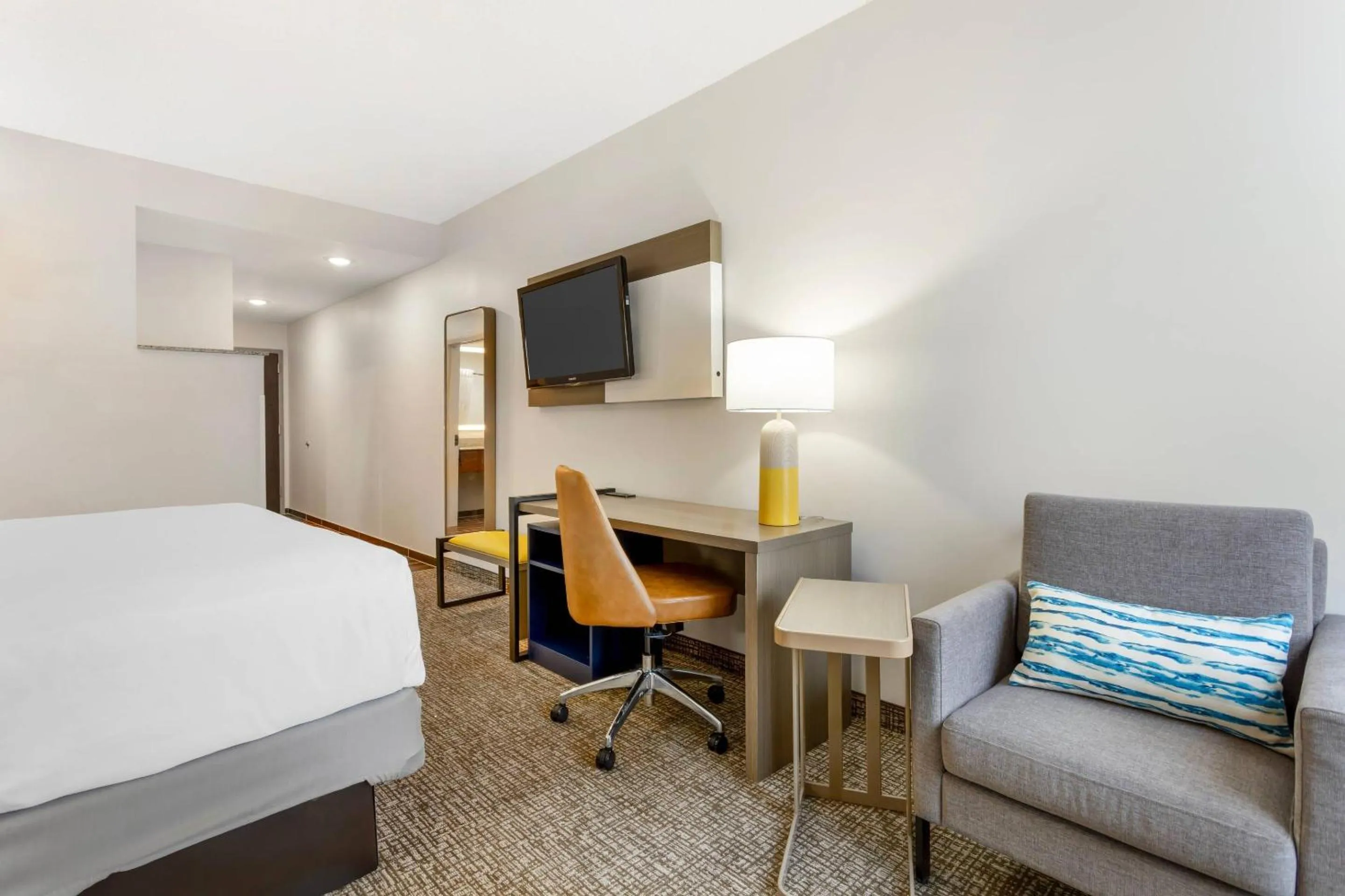 Seating area, Bed in Comfort Suites East Brunswick - South River