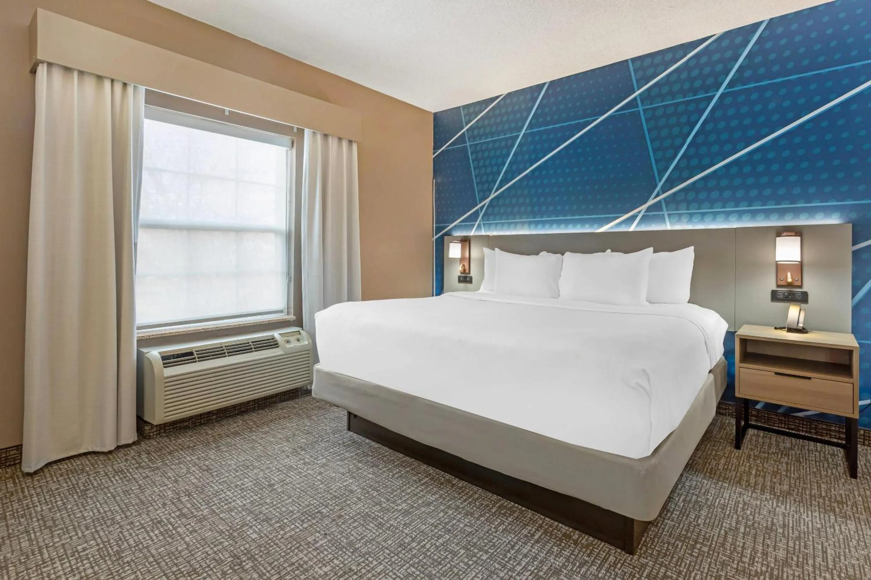 Bedroom, Bed in Comfort Suites East Brunswick - South River